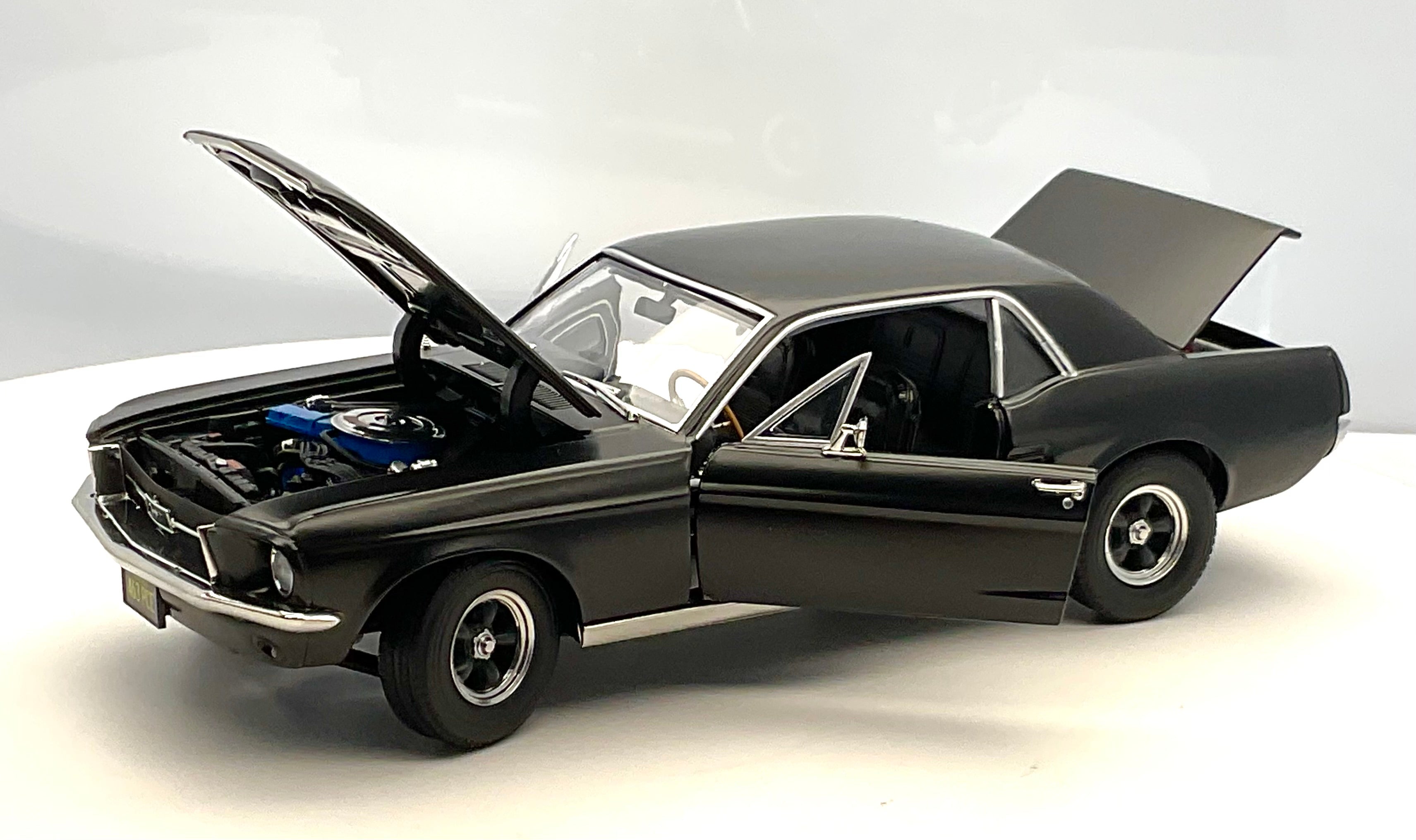 FORD MUSTANG , scala 1/18 , GREENLIGHT 13611 , vista complessiva di tutte le aperture