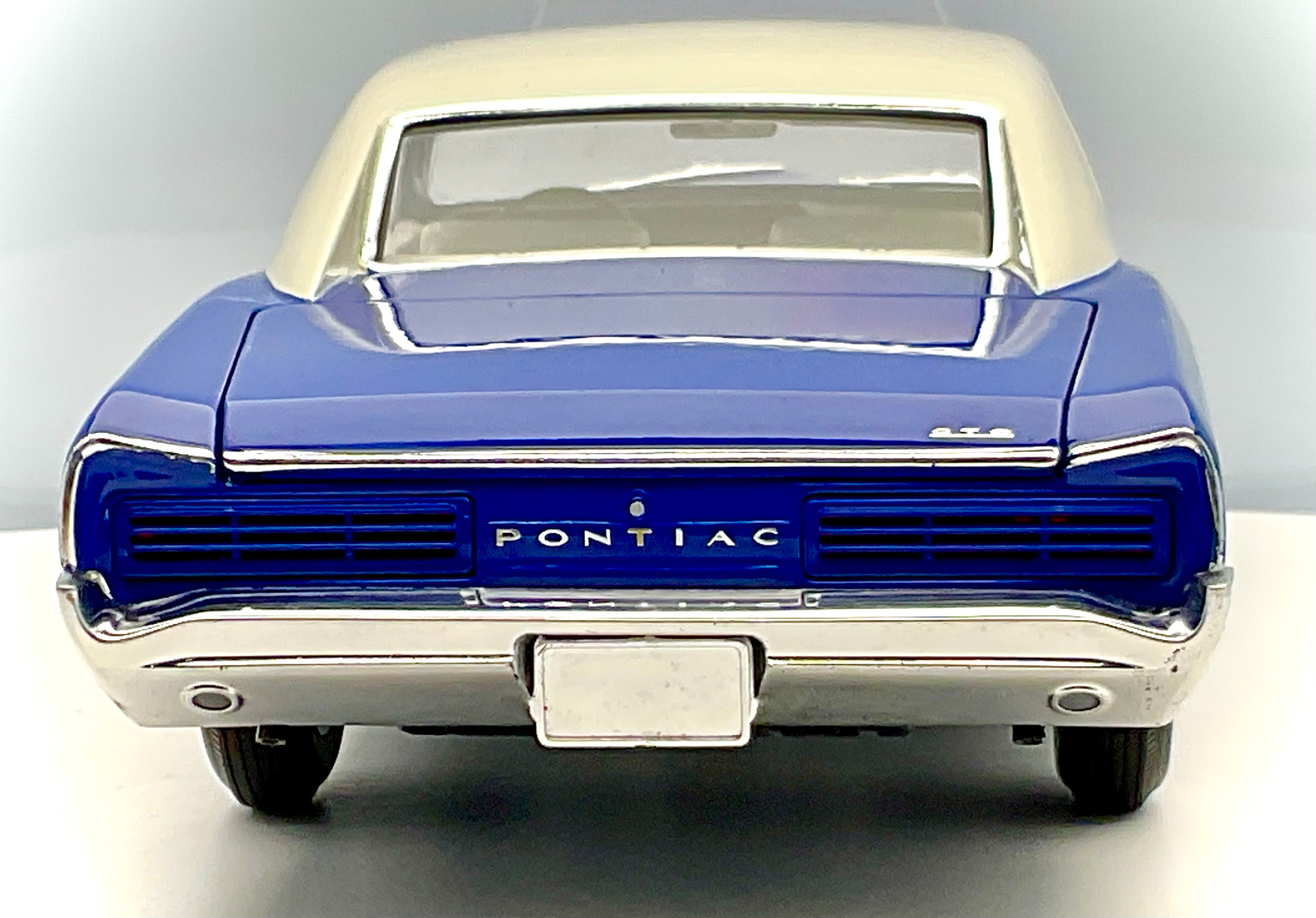 PONTIAC GTO del 1966 ,scala 1/18 HIGHWAY 61 GREENLIGHT HWY-18047 , vista posteriore