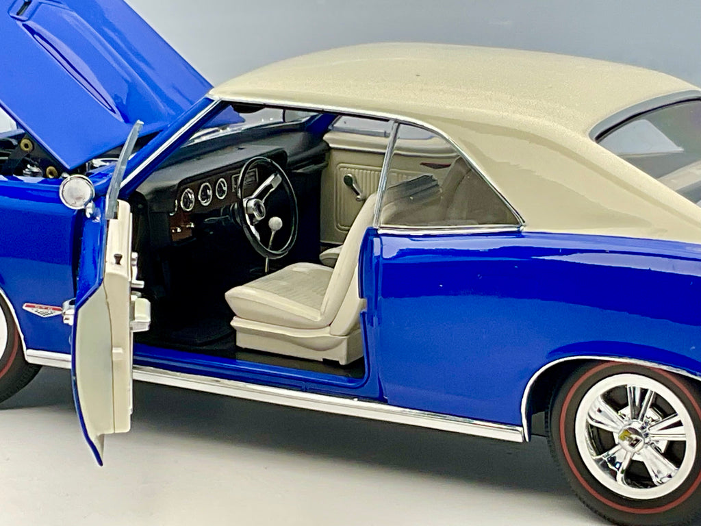 PONTIAC GTO del 1966 ,scala 1/18 HIGHWAY 61 GREENLIGHT HWY-18047 , vista interna abitacolo