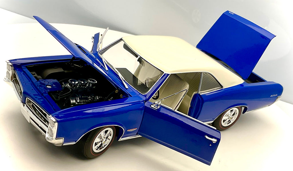 PONTIAC GTO del 1966 ,scala 1/18 HIGHWAY 61 GREENLIGHT HWY-18047 , vista complessiva di tutte le aperture