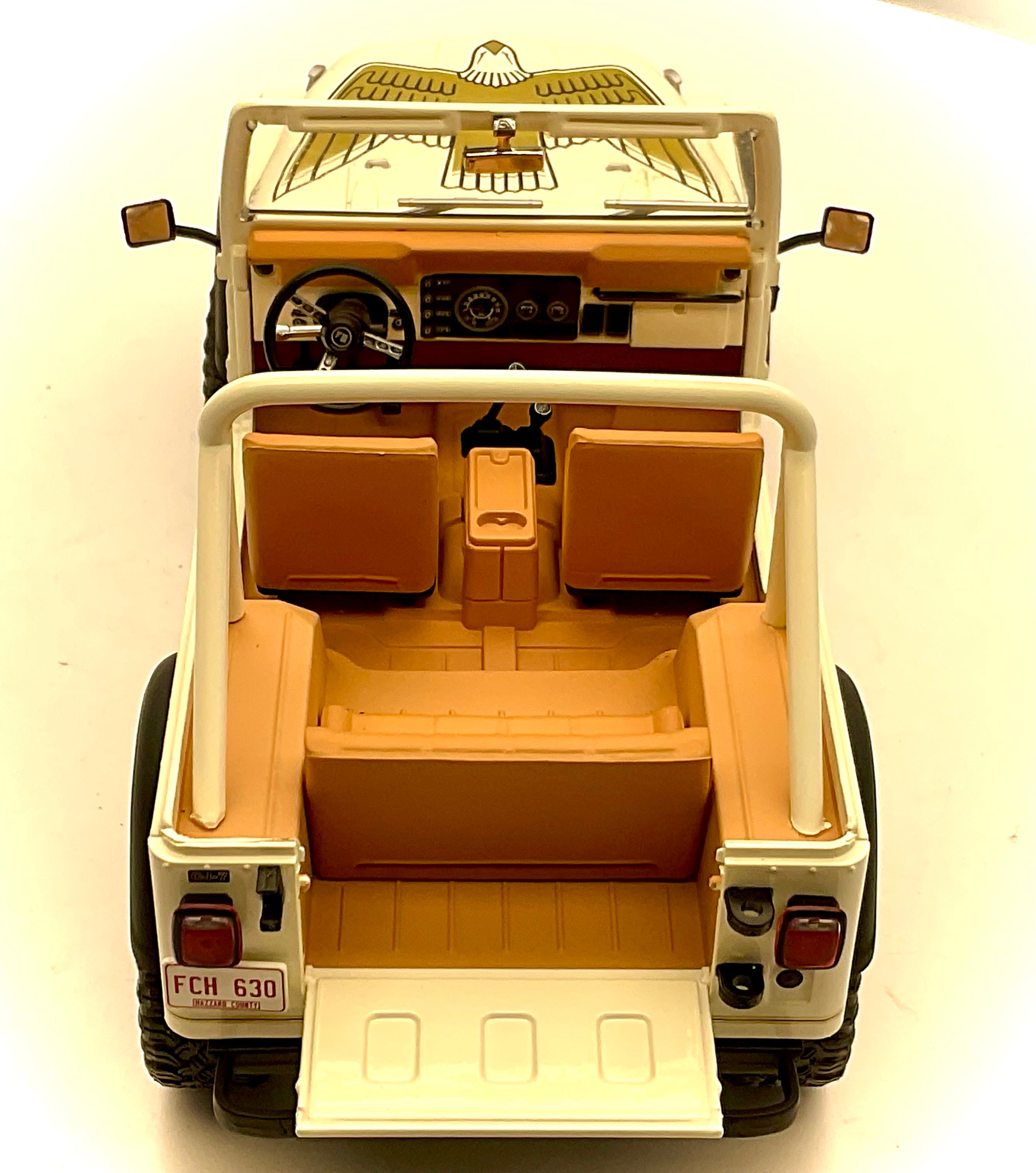 JEEP CJ-7 GOLDEN EAGLE del 1979 , scala 1/18 GREENLIGHT 19065 , vista dall’alto abitacolo 