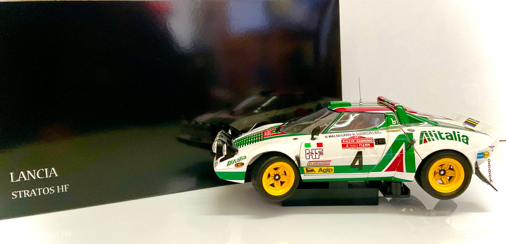 LANCIA STRATOS n 4 ALITALIA , della KYOSHO KS08130F , die-cast , scala 1/18, vista laterale con scatola