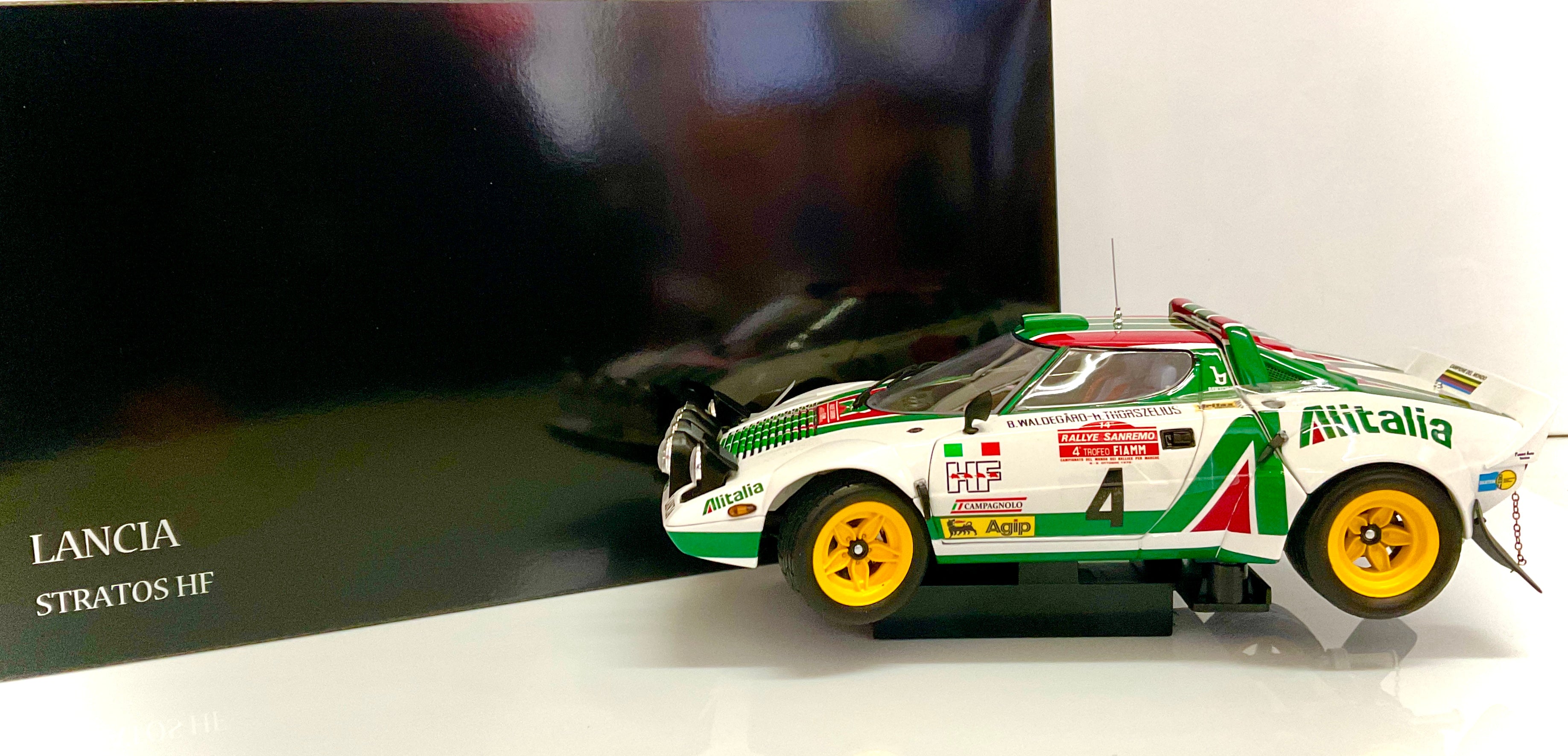 LANCIA STRATOS n 4 ALITALIA , della KYOSHO KS08130F , die-cast , scala 1/18, vista laterale con scatola