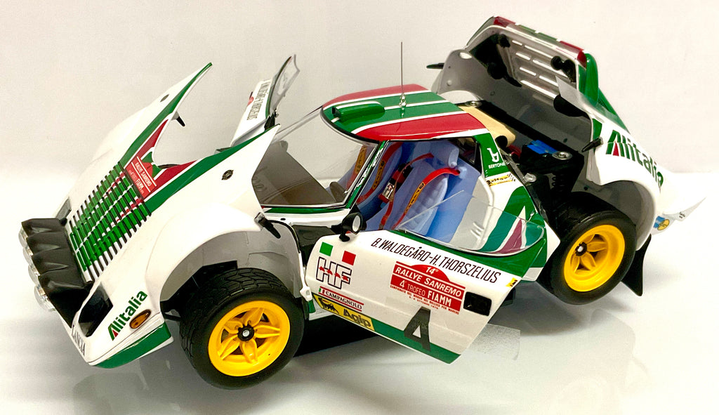 LANCIA STRATOS n 4 ALITALIA , della KYOSHO KS08130F , die-cast , scala 1/18, vista complessiva di tutte le aperture