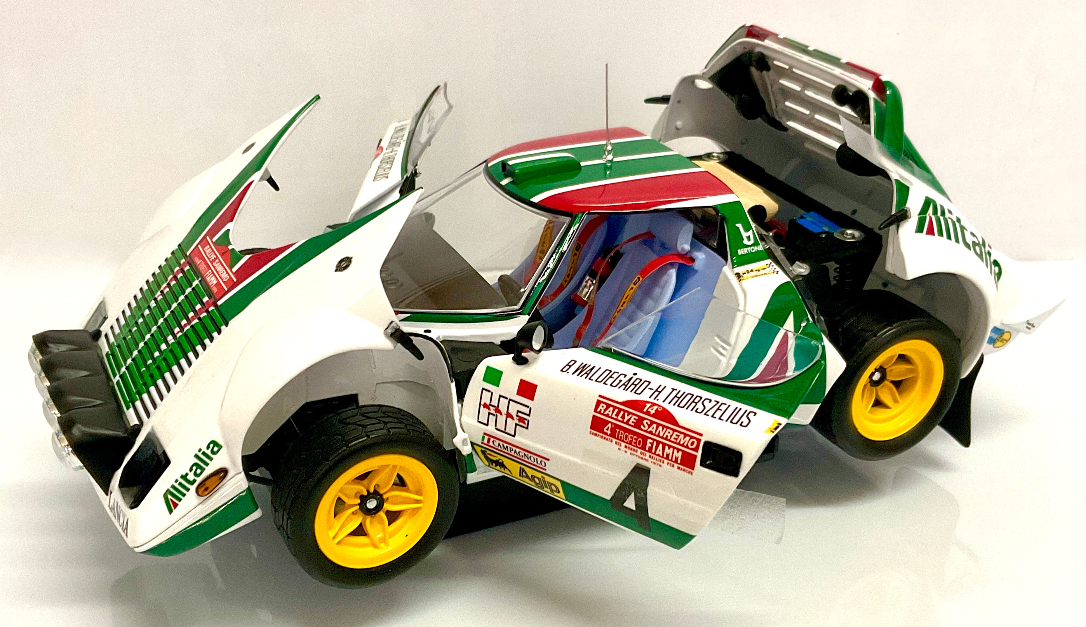 LANCIA STRATOS n 4 ALITALIA , della KYOSHO KS08130F , die-cast , scala 1/18, vista complessiva di tutte le aperture