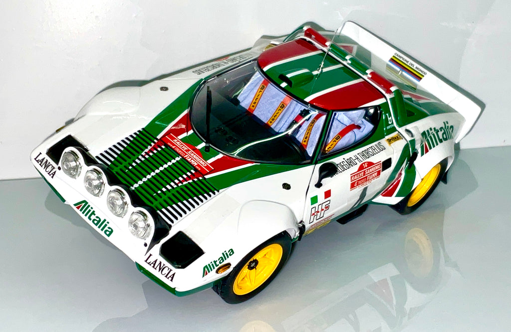 LANCIA STRATOS n 4 ALITALIA , della KYOSHO KS08130F , die-cast , scala 1/18 , vista auto inclinata