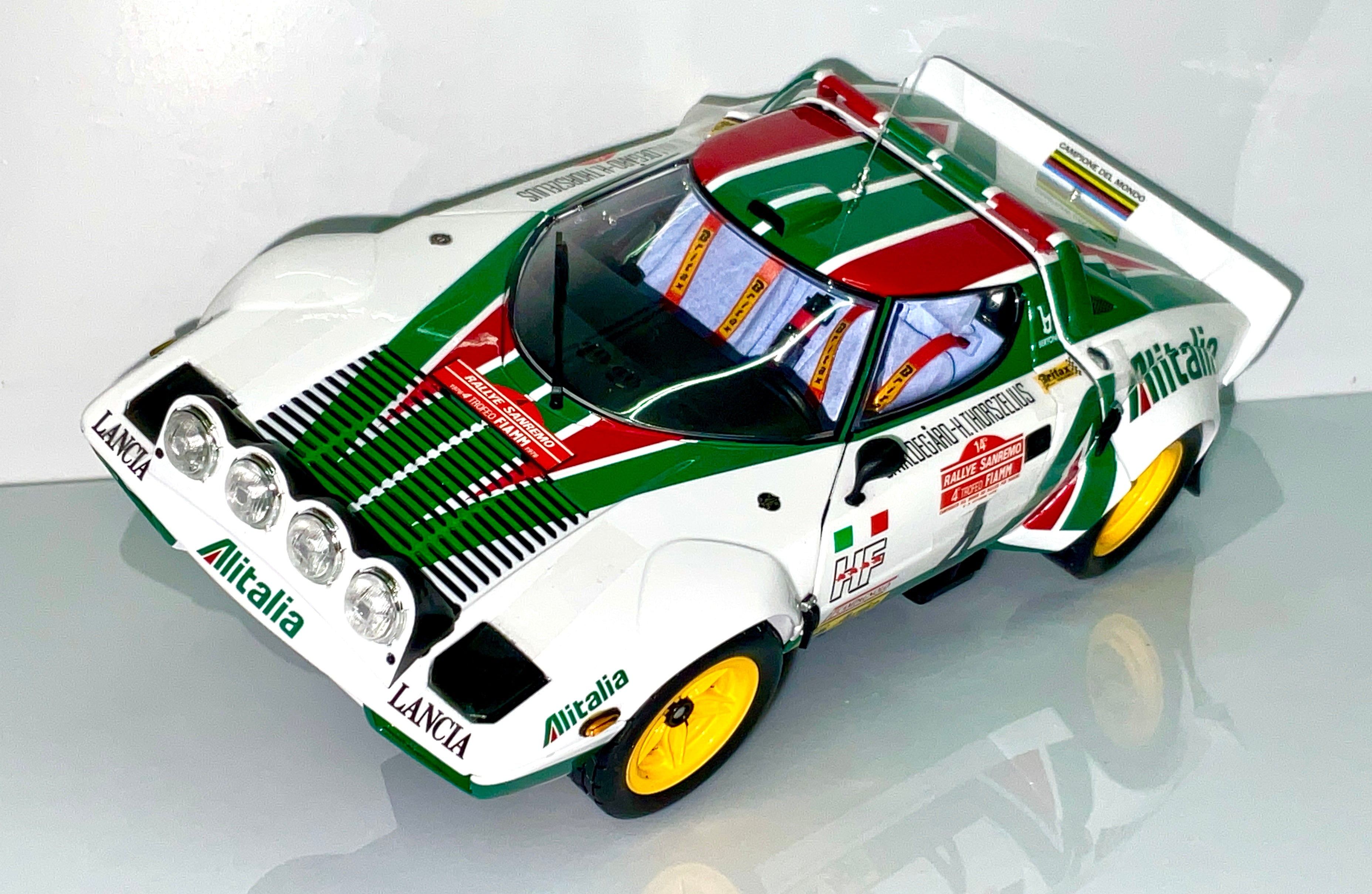 LANCIA STRATOS n 4 ALITALIA , della KYOSHO KS08130F , die-cast , scala 1/18 , vista auto inclinata