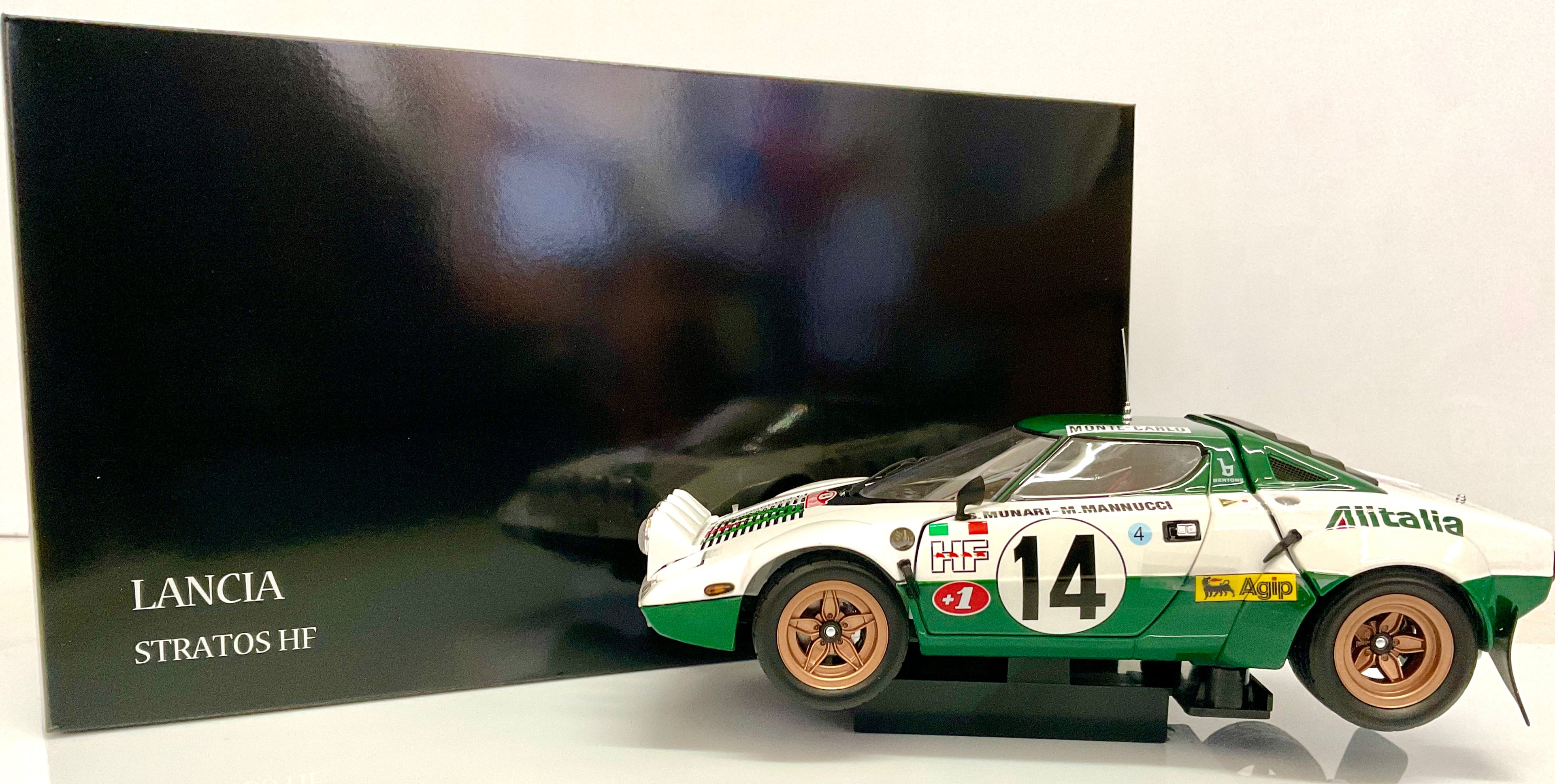 LANCIA STRATOS n 14 , della KYOSHO KS08130E , die-cast , scala 1/18 , visto laterale con scatola