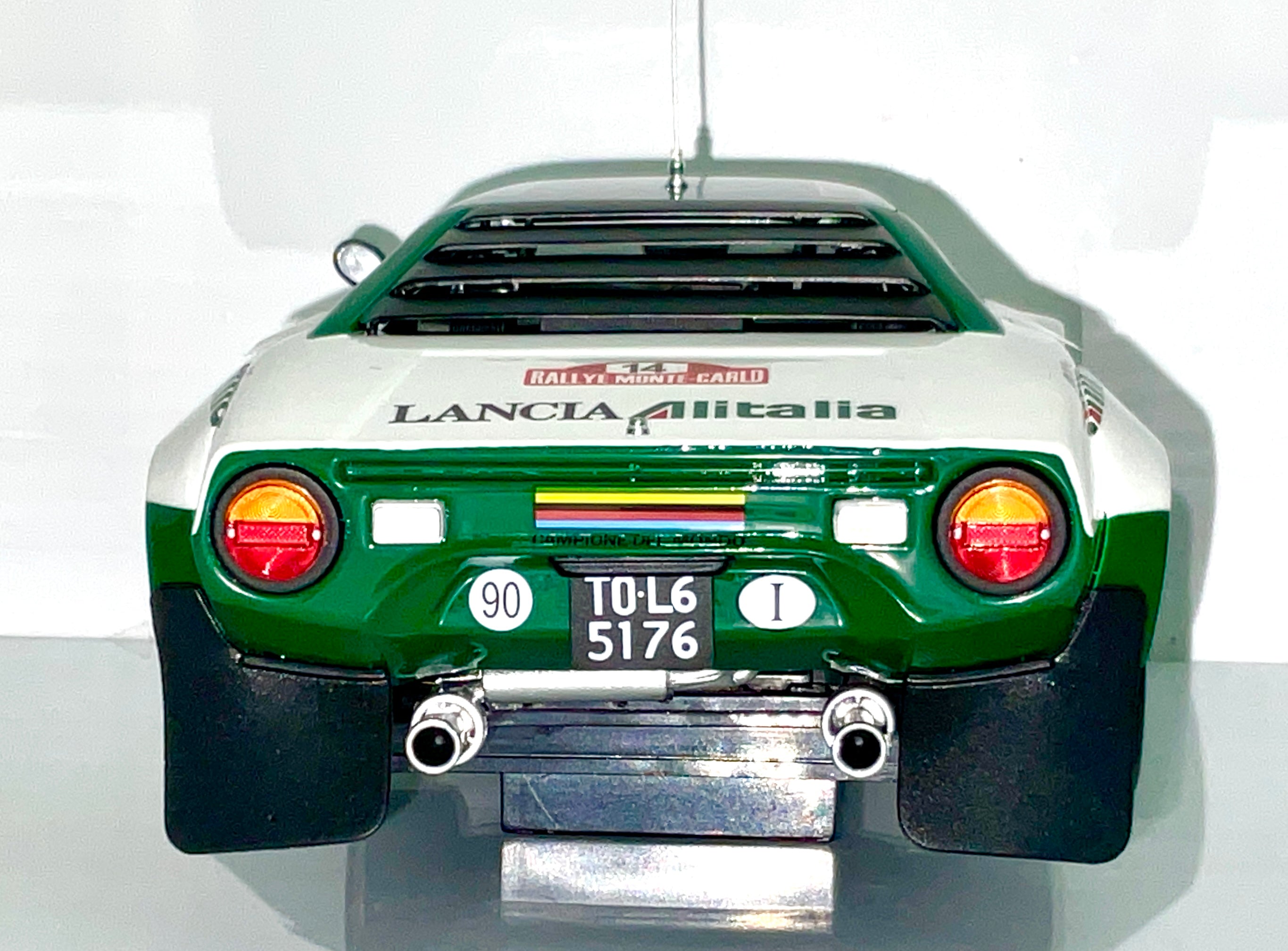 LANCIA STRATOS n 14 , della KYOSHO KS08130E , die-cast , scala 1/18 , vista posteriore