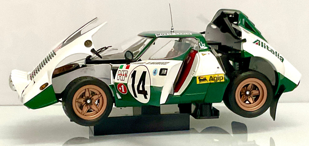 LANCIA STRATOS n 14 , della KYOSHO KS08130E , die-cast , scala 1/18 , vista laterale di tutte le aperture