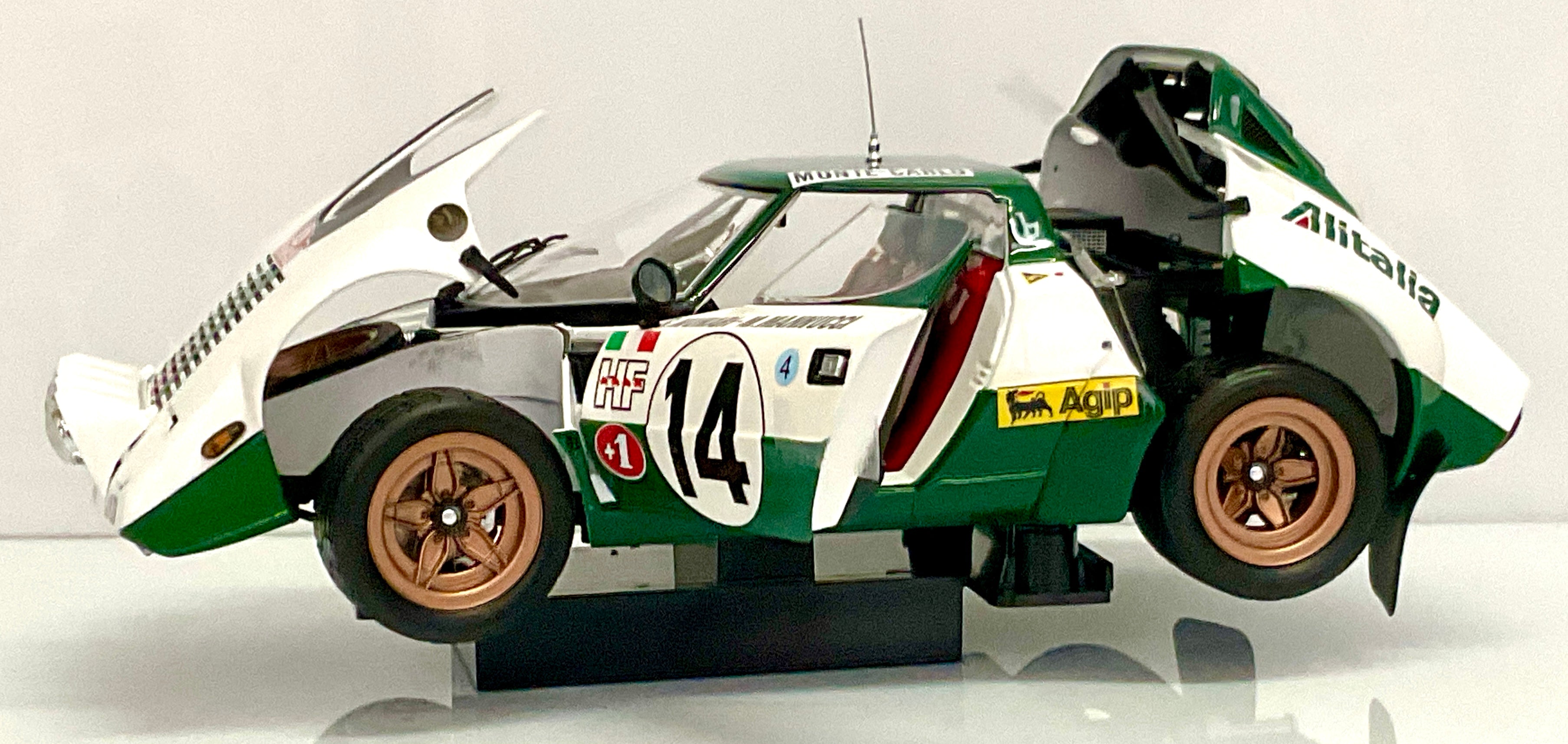LANCIA STRATOS n 14 , della KYOSHO KS08130E , die-cast , scala 1/18 , vista laterale di tutte le aperture