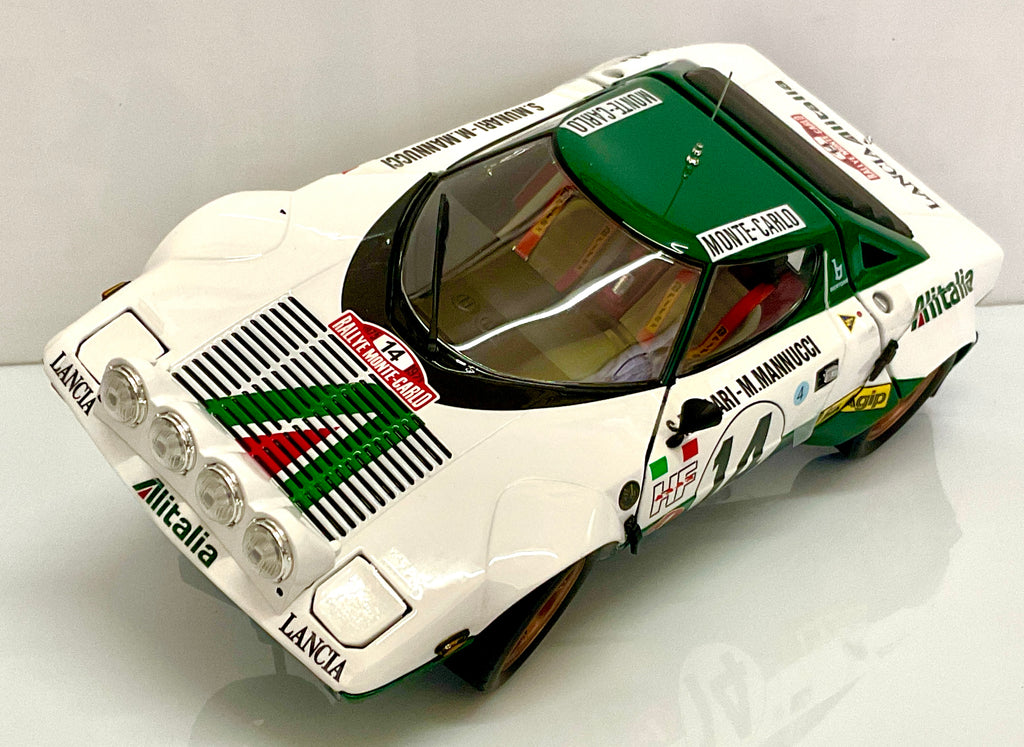 LANCIA STRATOS n 14 , della KYOSHO KS08130E , die-cast , scala 1/18 , vista auto inclinata