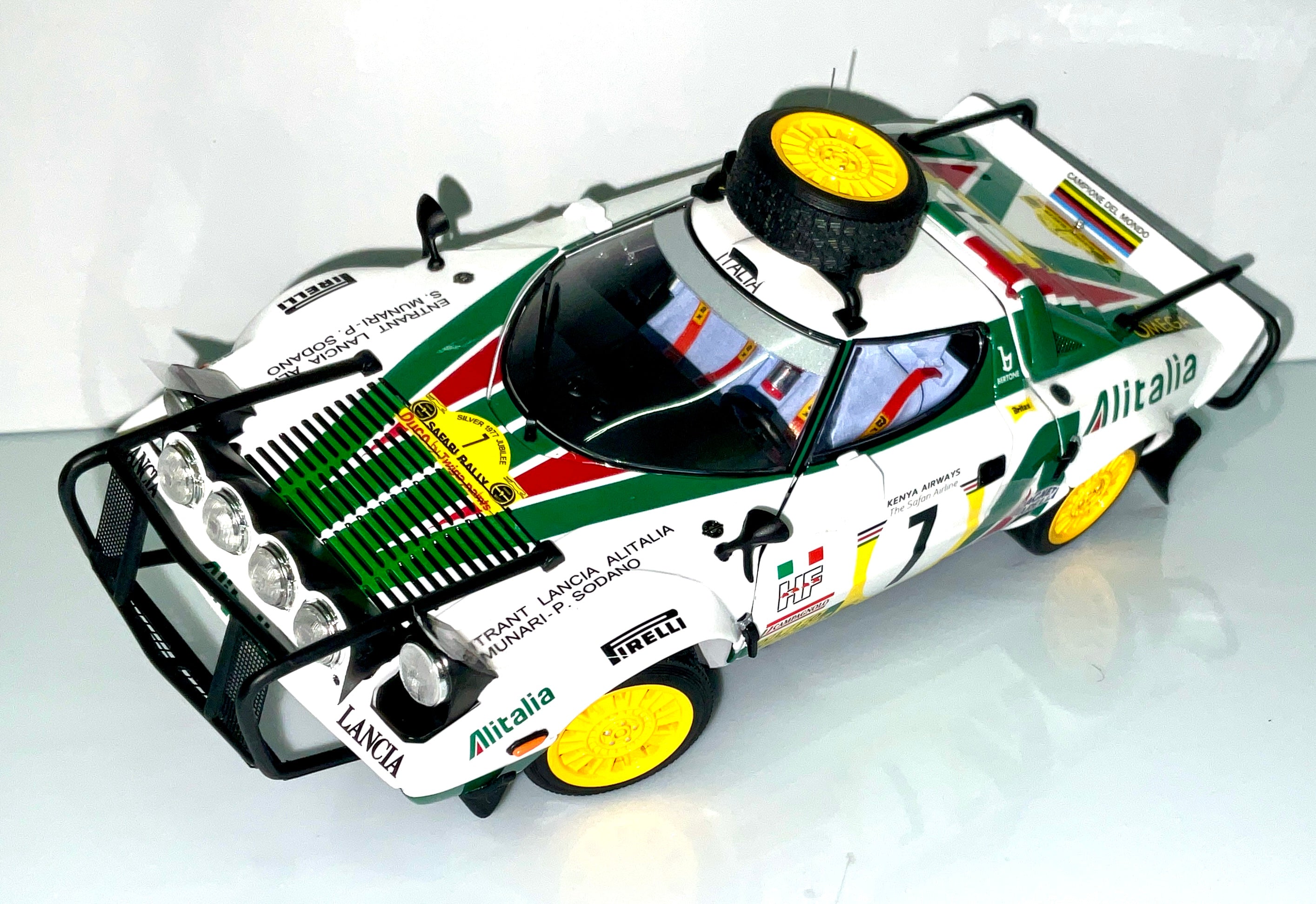 LANCIA STRATOS n7 ALITALIA , della KYOSCO KS08130G  , die-cast scala 1/18 , vista auto inclinata