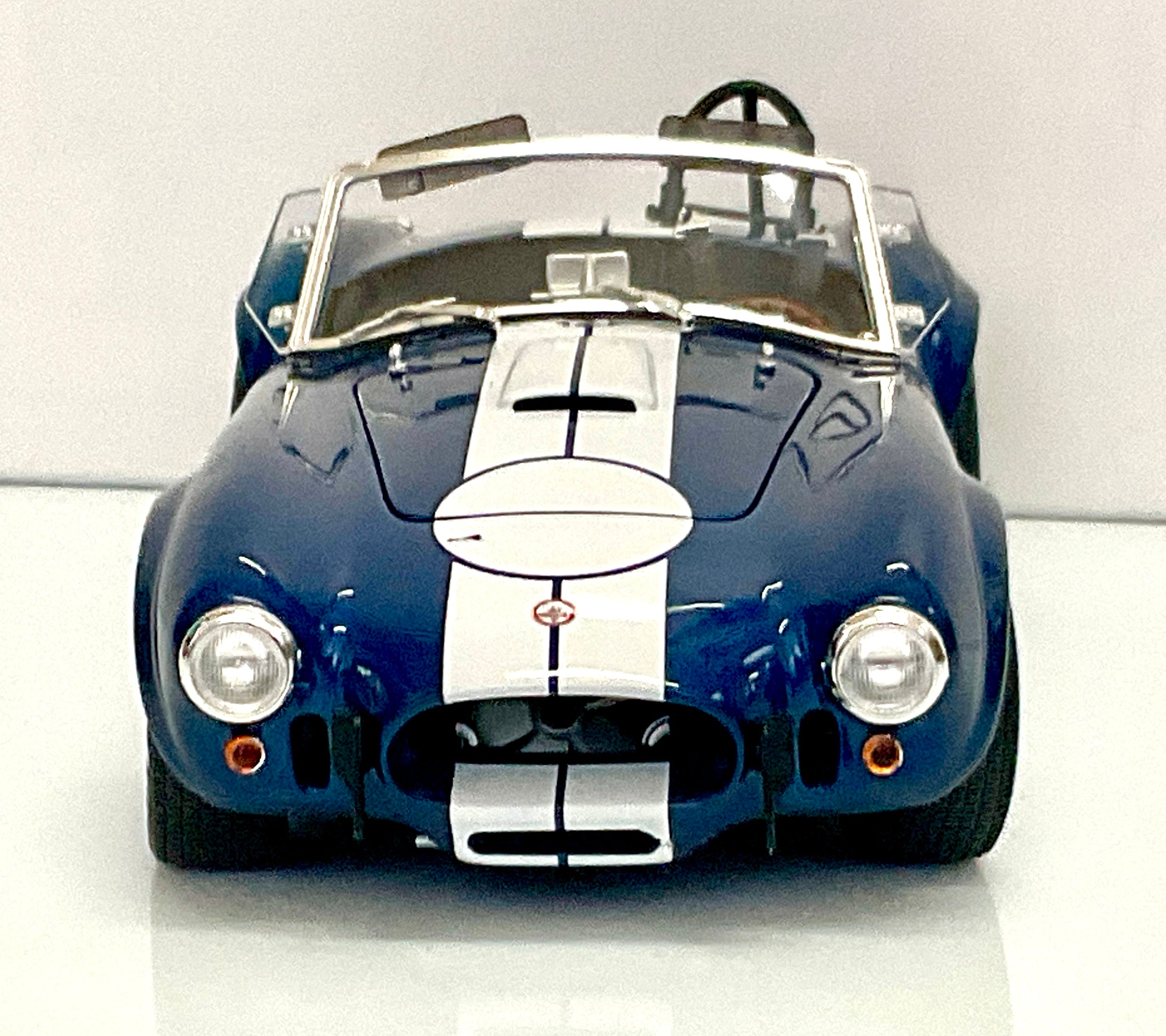 SCHELBY COBRA 427 S/C , della KYOSHO KS08048BLMW die-cast  , scala 1/18 , vista frontale