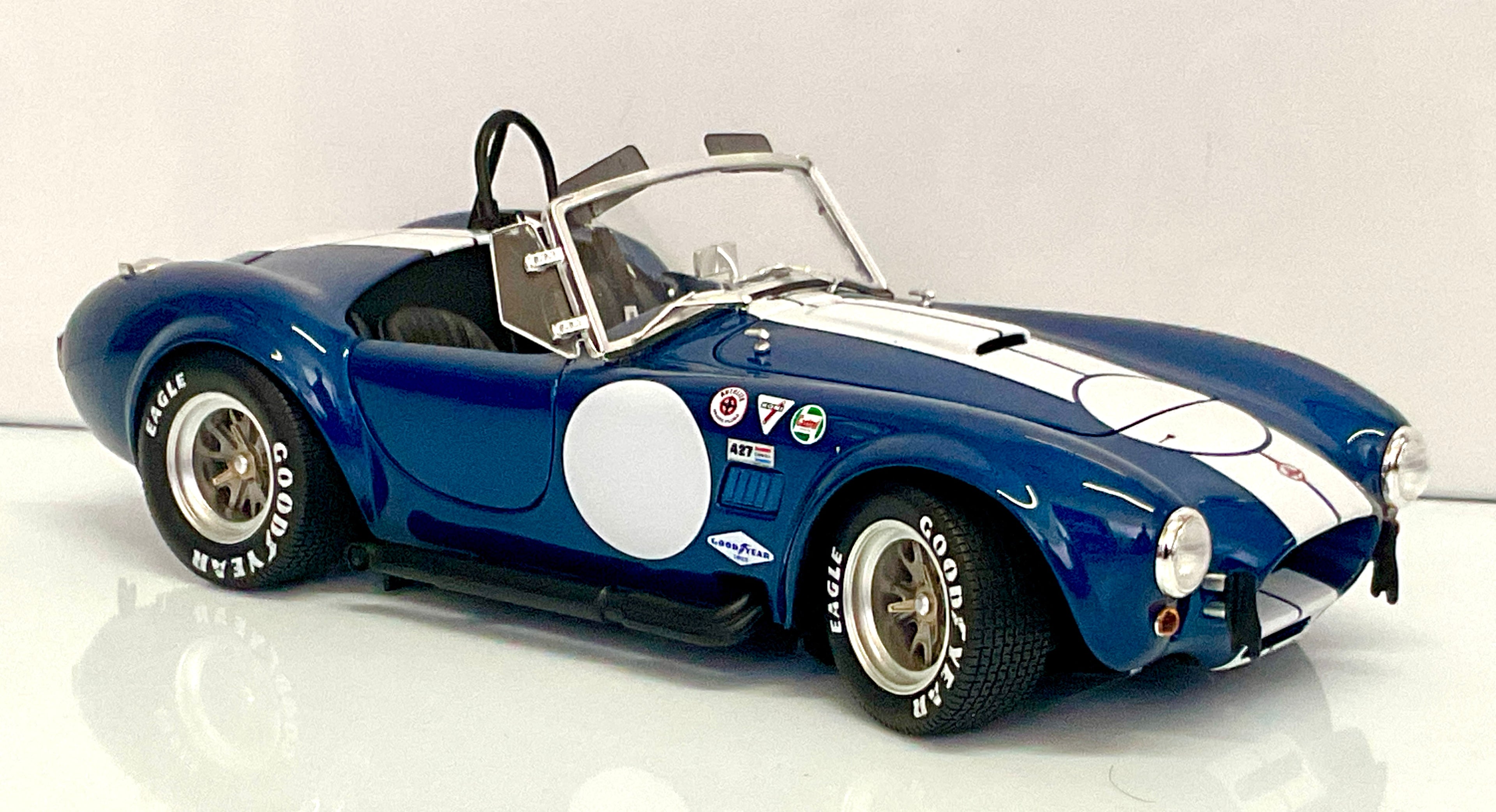 Shelby Cobra 427 S/C Blue Metallic/White 1:18 – Kyosho KS08048BLMW