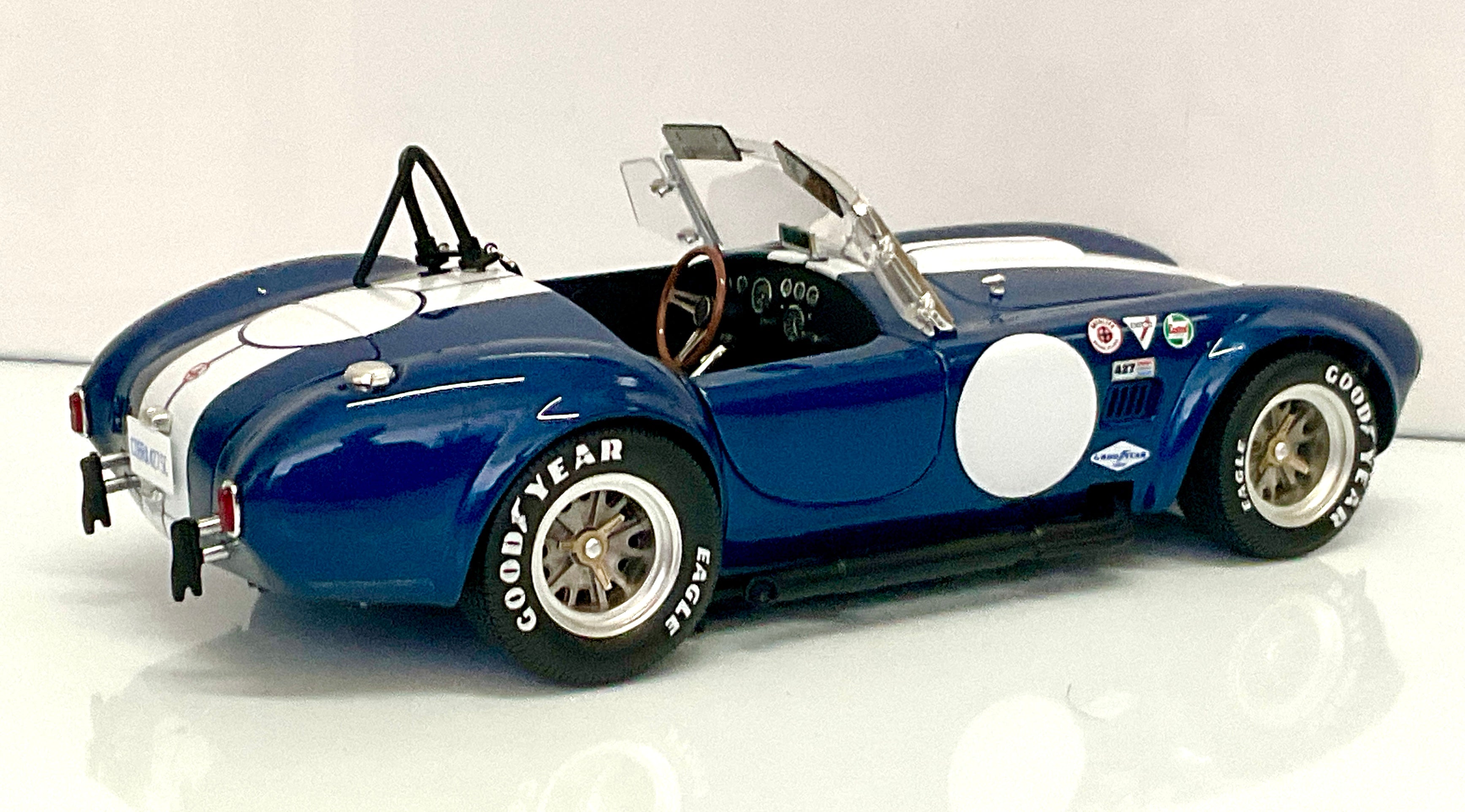 SCHELBY COBRA 427 S/C , della KYOSHO KS08048BLMW die-cast  , scala 1/18 , vista laterale destra