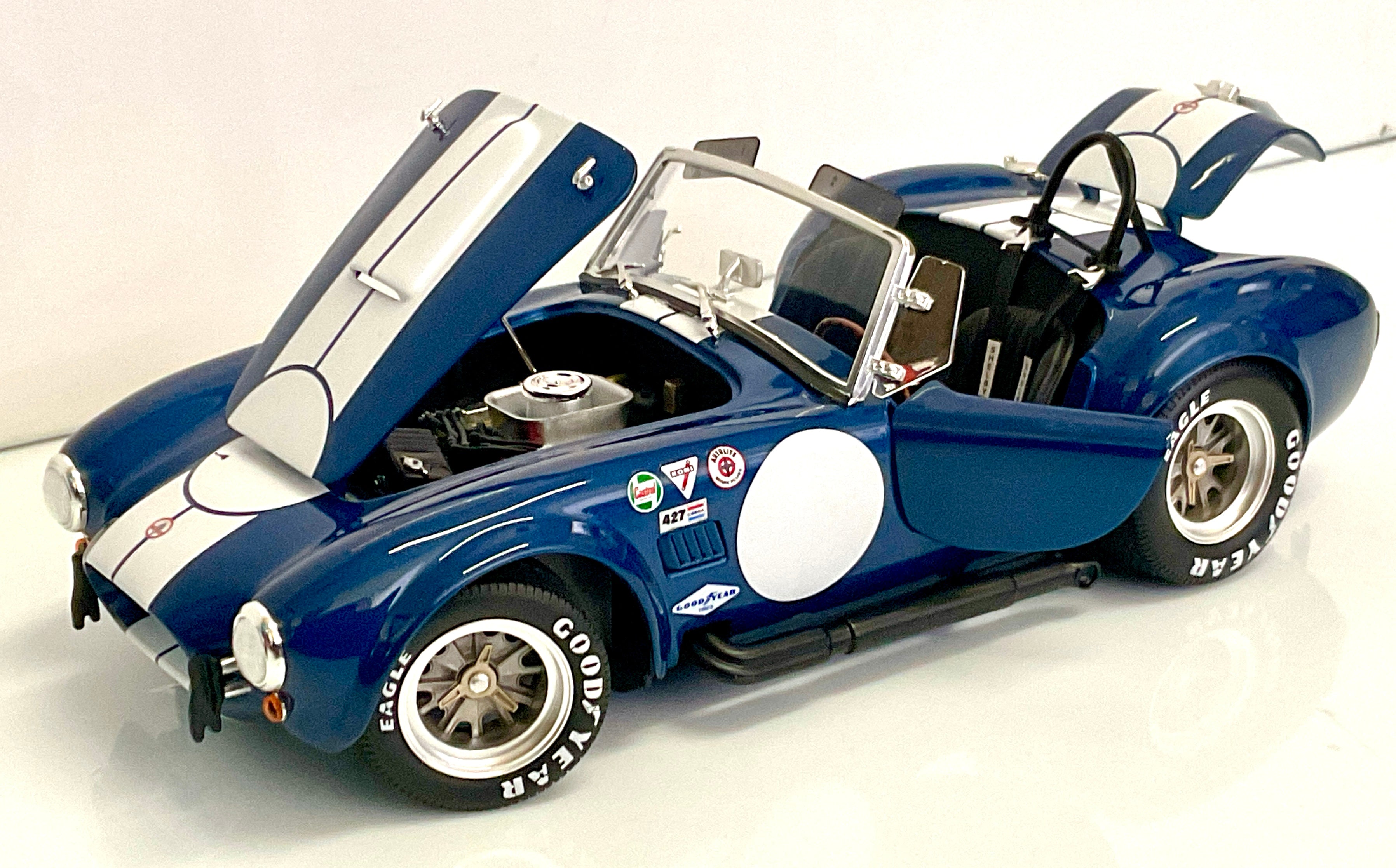 Shelby Cobra 427 S/C Blue Metallic/White 1:18 – Kyosho KS08048BLMW