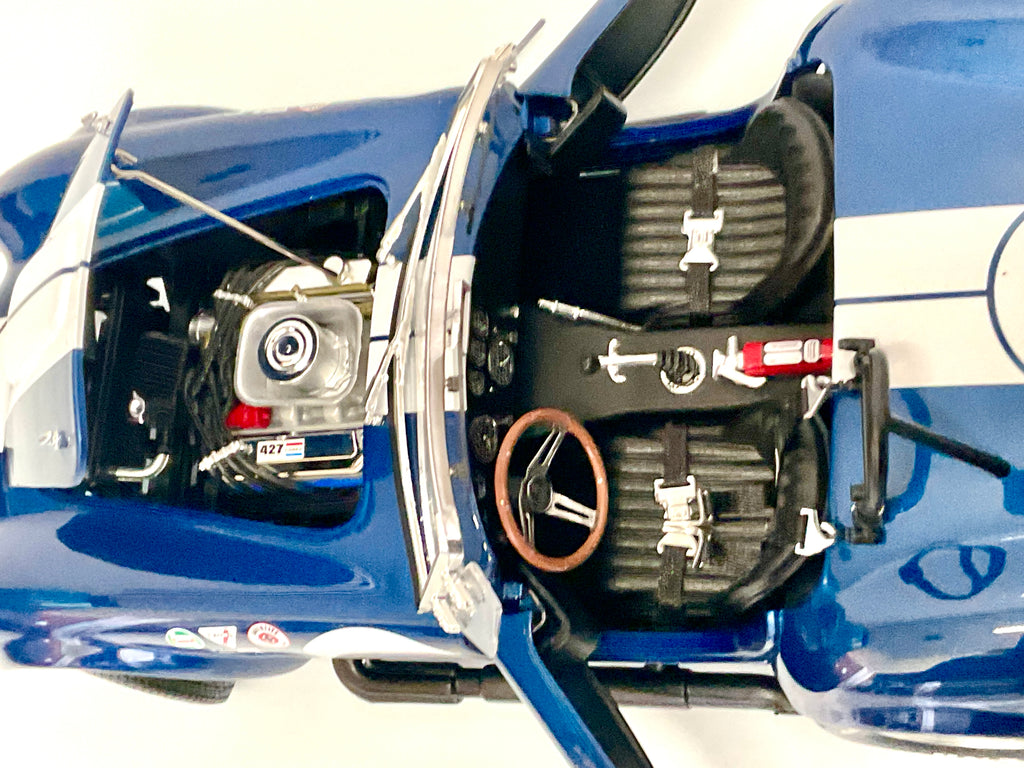 SCHELBY COBRA 427 S/C , della KYOSHO KS08048BLMW die-cast  , scala 1/18 , vista sedili e motore
