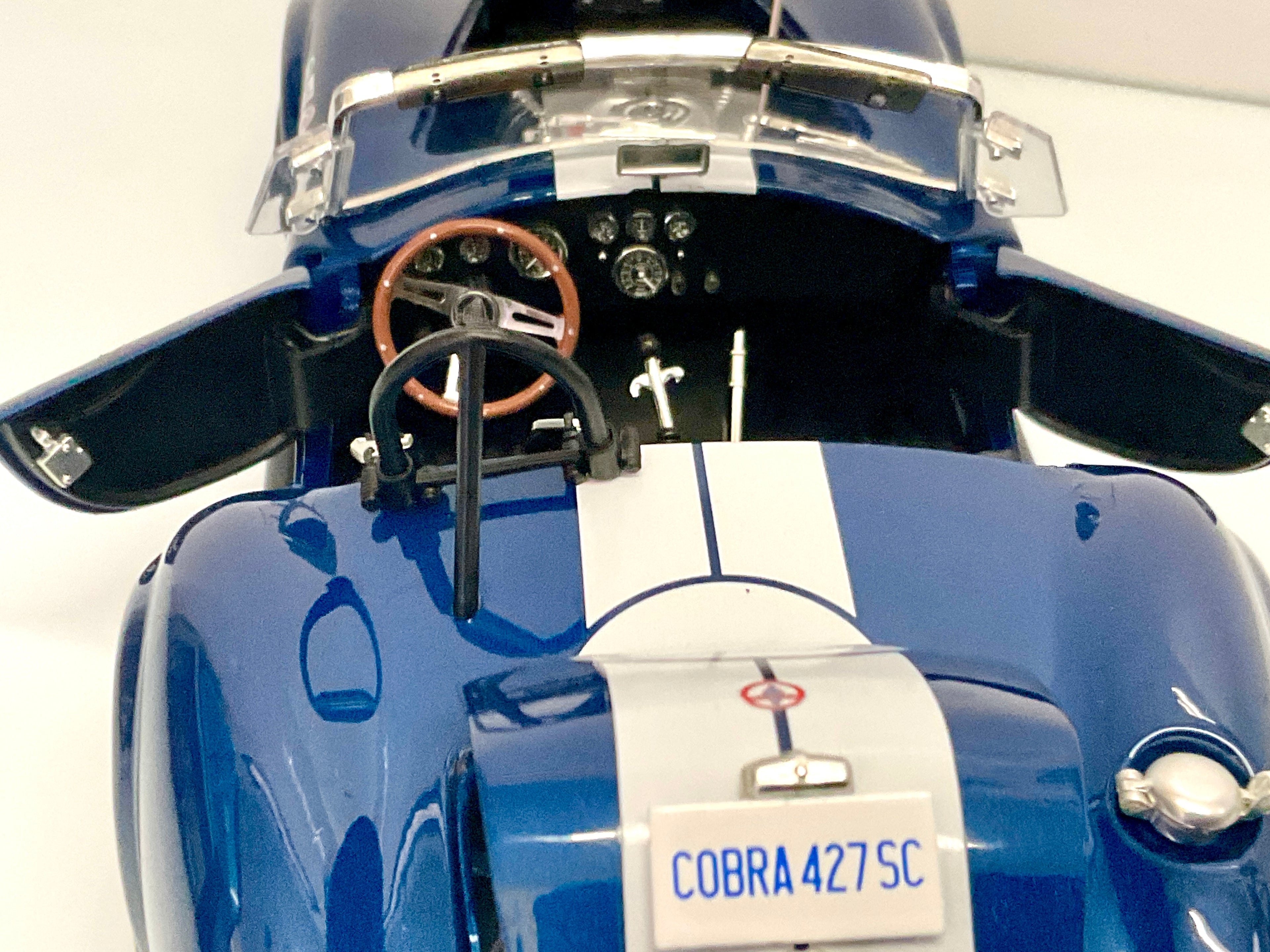 SCHELBY COBRA 427 S/C , della KYOSHO KS08048BLMW die-cast  , scala 1/18 , vista interno e cruscotto