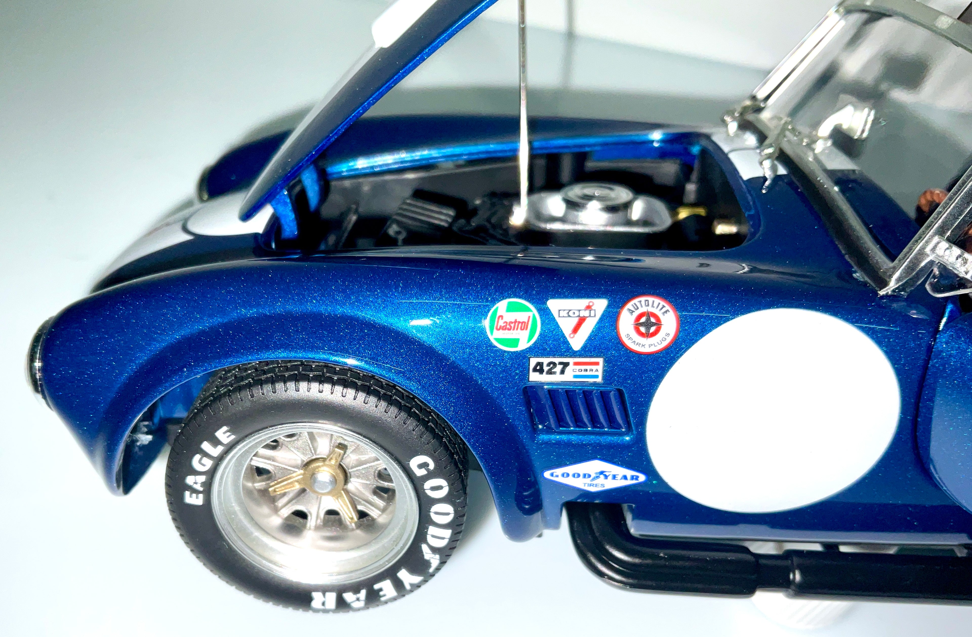 Shelby Cobra 427 S/C Blue Metallic/White 1:18 – Kyosho KS08048BLMW