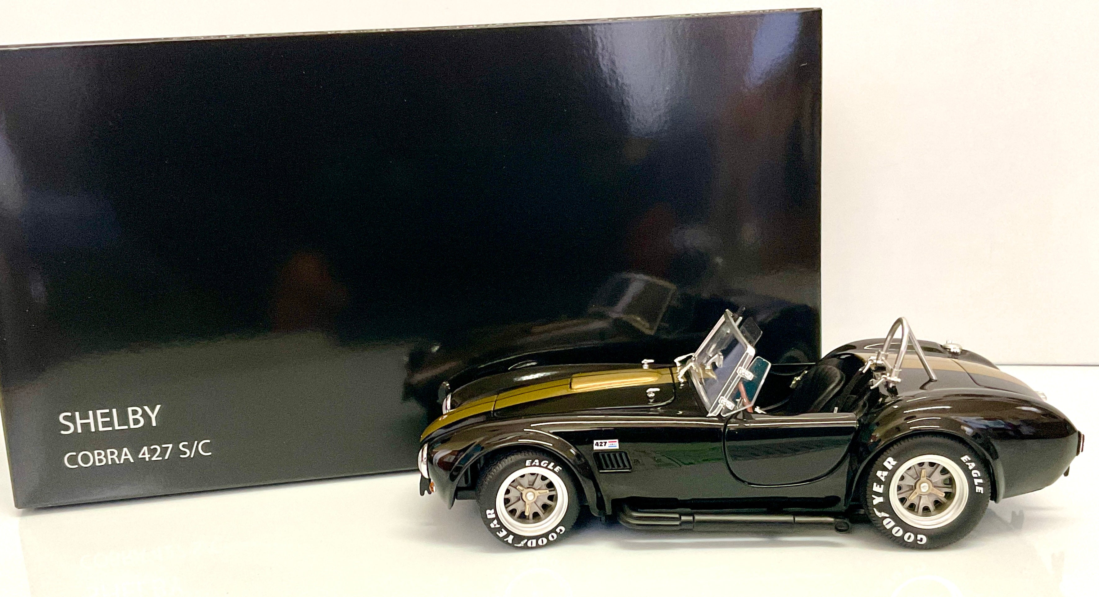 SCHELBY COBRA 427 S/C ,  della KYOSHO KS08048BKG , die-cast , scala 1/18 , vista laterale con scatola