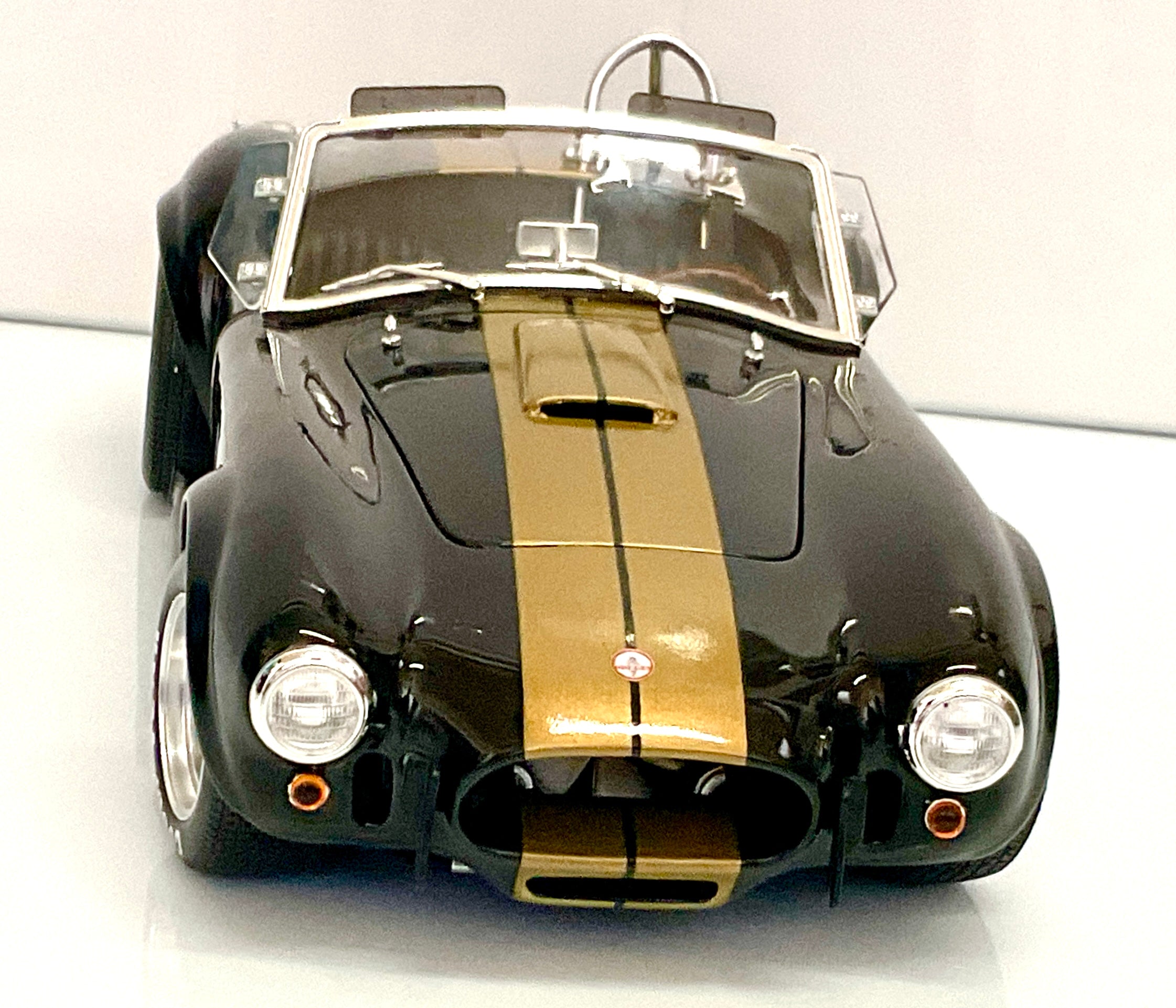 SCHELBY COBRA 427 S/C ,  della KYOSHO KS08048BKG , die-cast , scala 1/18 , vista frontale