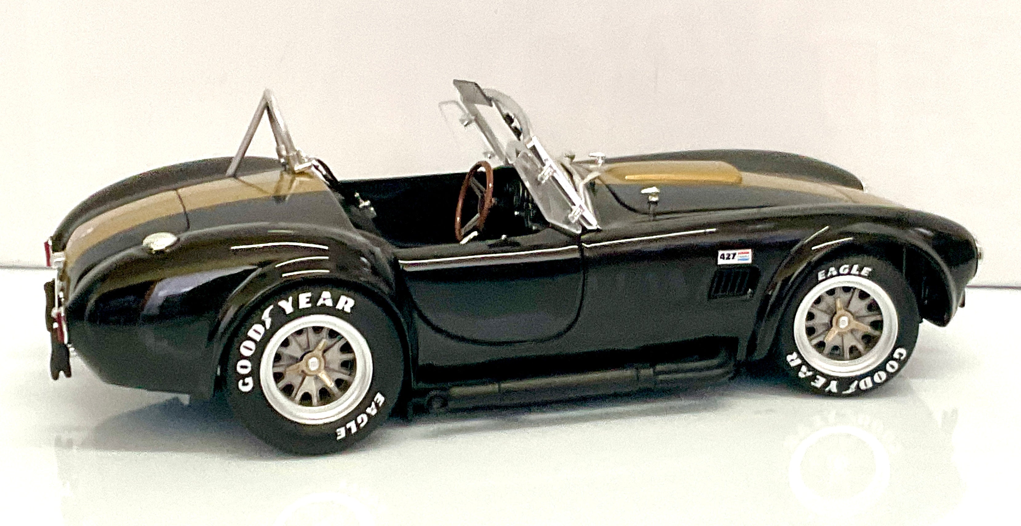 SCHELBY COBRA 427 S/C ,  della KYOSHO KS08048BKG , die-cast , scala 1/18 , vista laterale destra