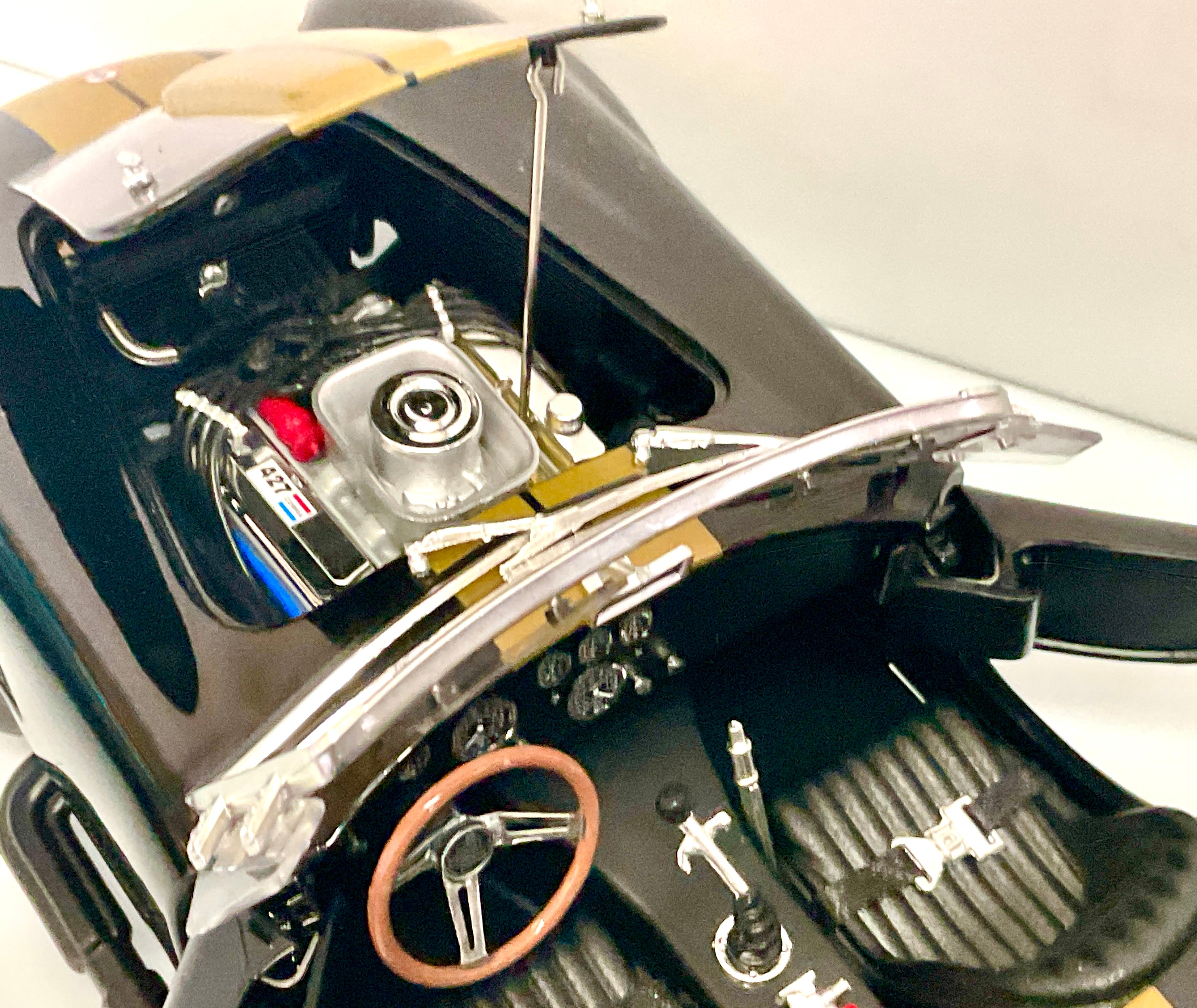 SCHELBY COBRA 427 S/C ,  della KYOSHO KS08048BKG , die-cast , scala 1/18 , vista motore e cruscotto 