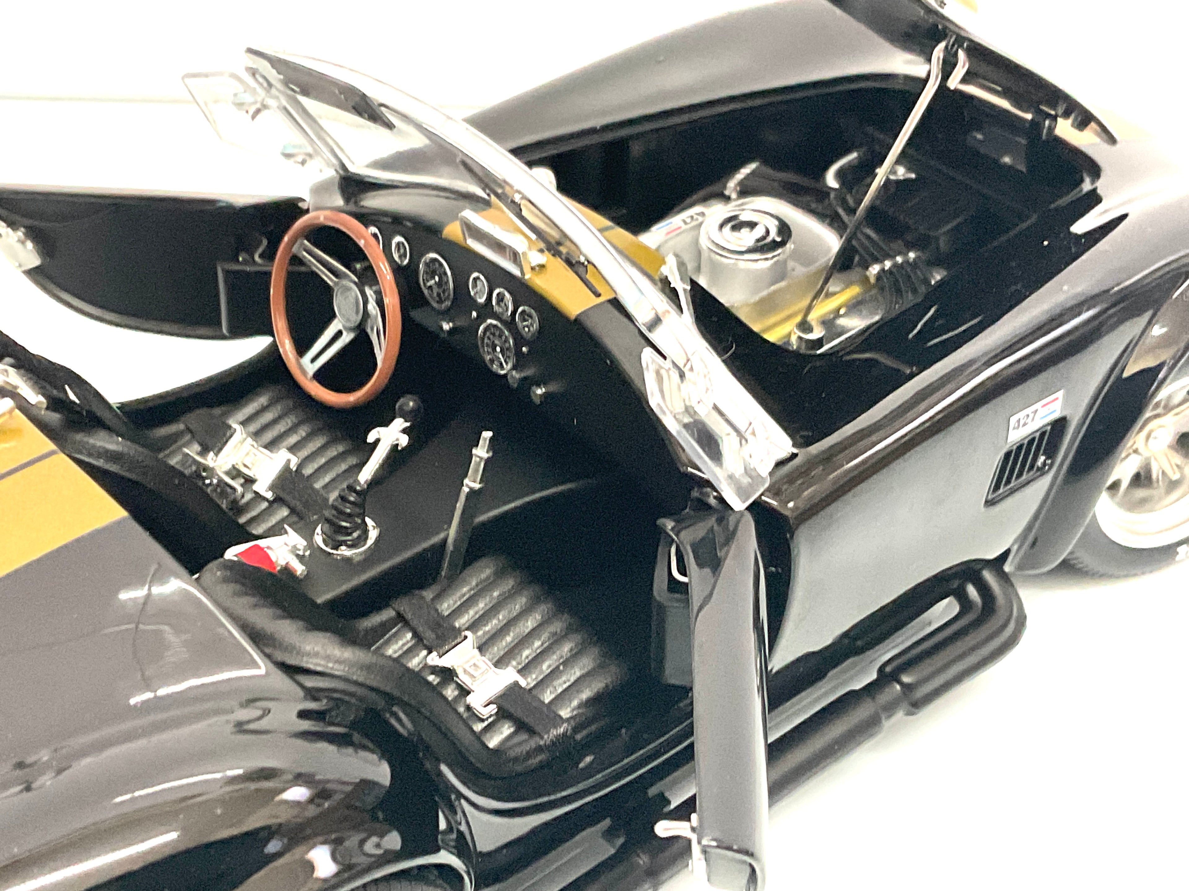 Shelby Cobra 427 S/C Black/Gold 1:18 – Kyosho KS08048BKG
