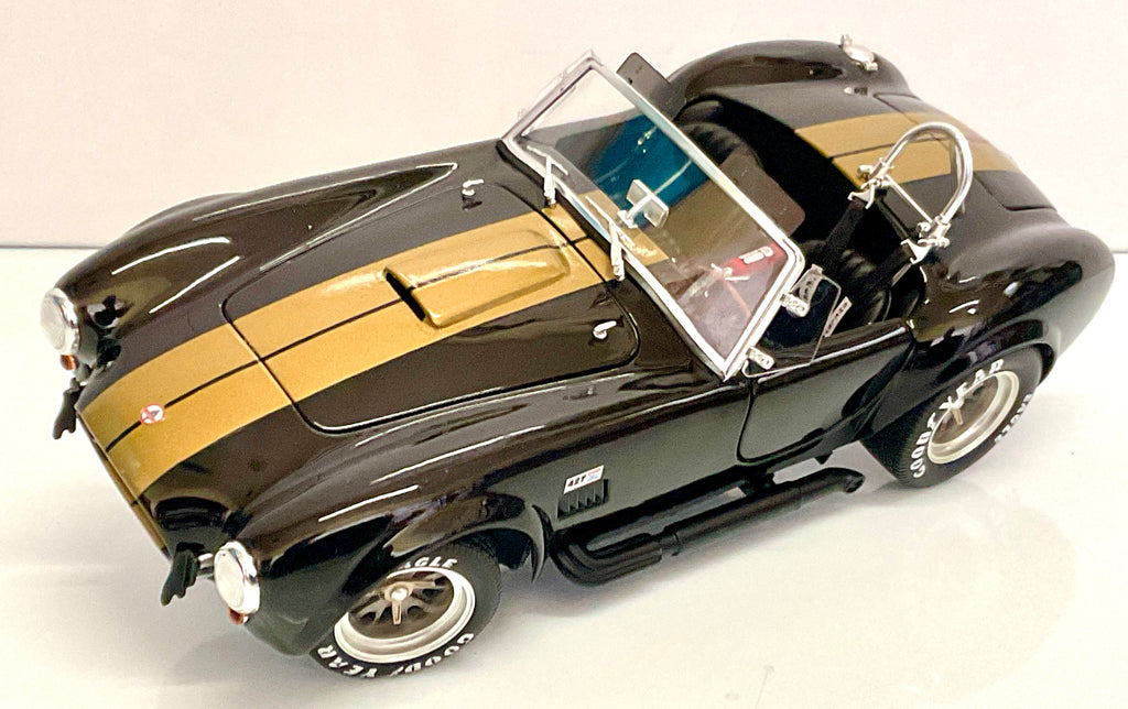 Shelby Cobra 427 S/C Black/Gold 1:18 – Kyosho KS08048BKG