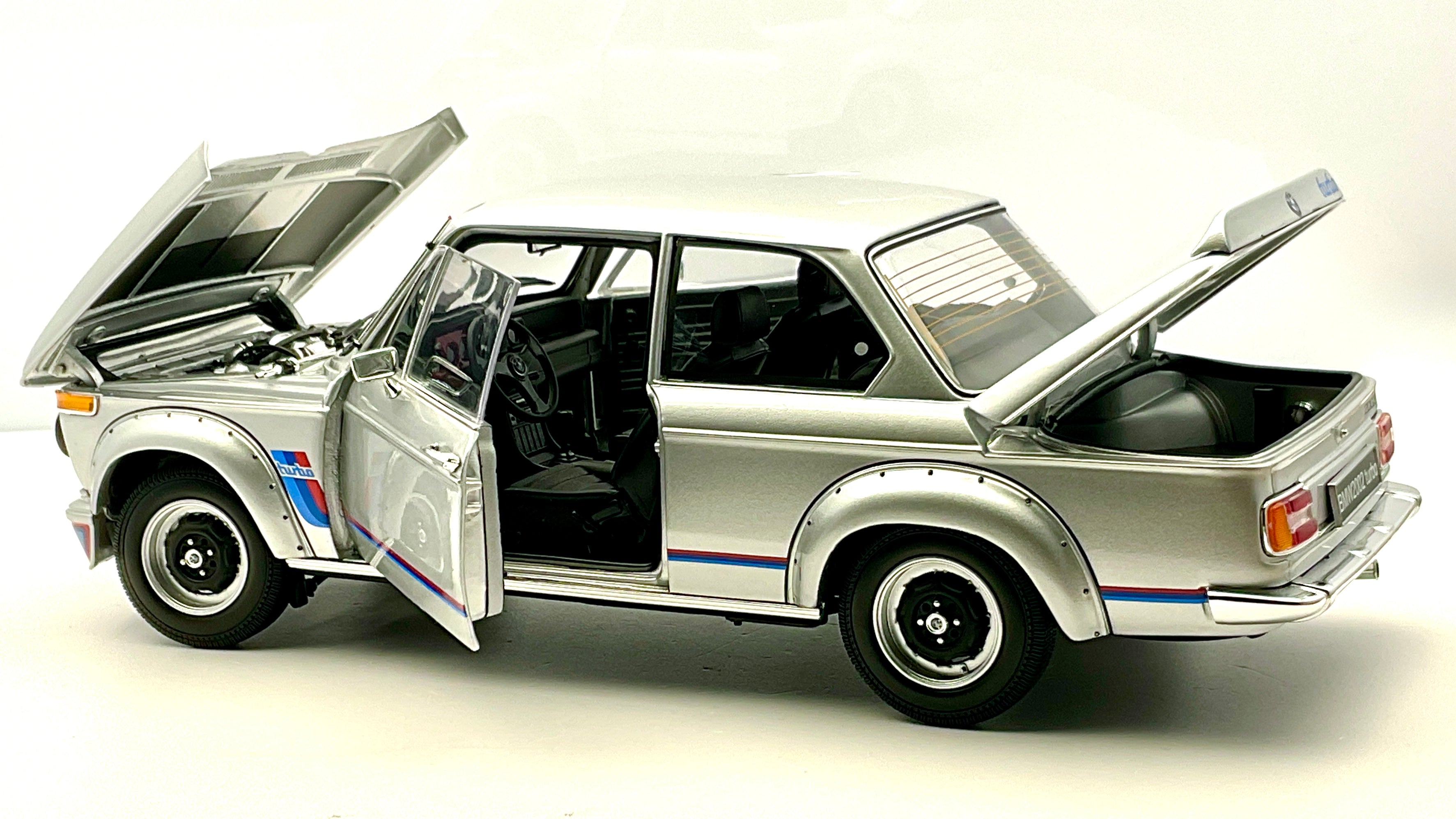 BMW 2002 Turbo Kyosho 08544S Die-Cast 1/18, vista di tutte le aperture