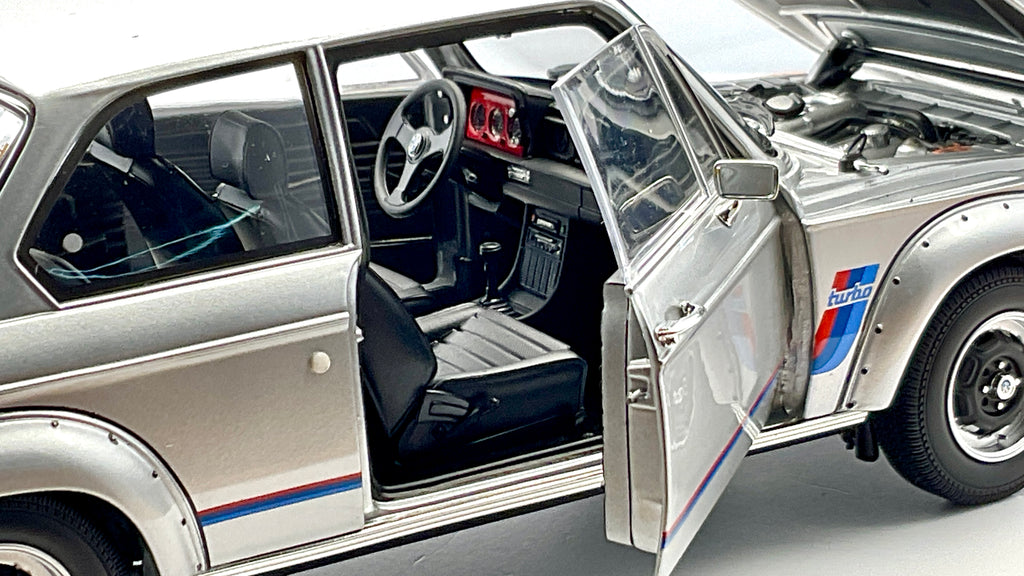 BMW 2002 Turbo Kyosho 08544S Die-Cast 1/18, vista interno abitacolo
