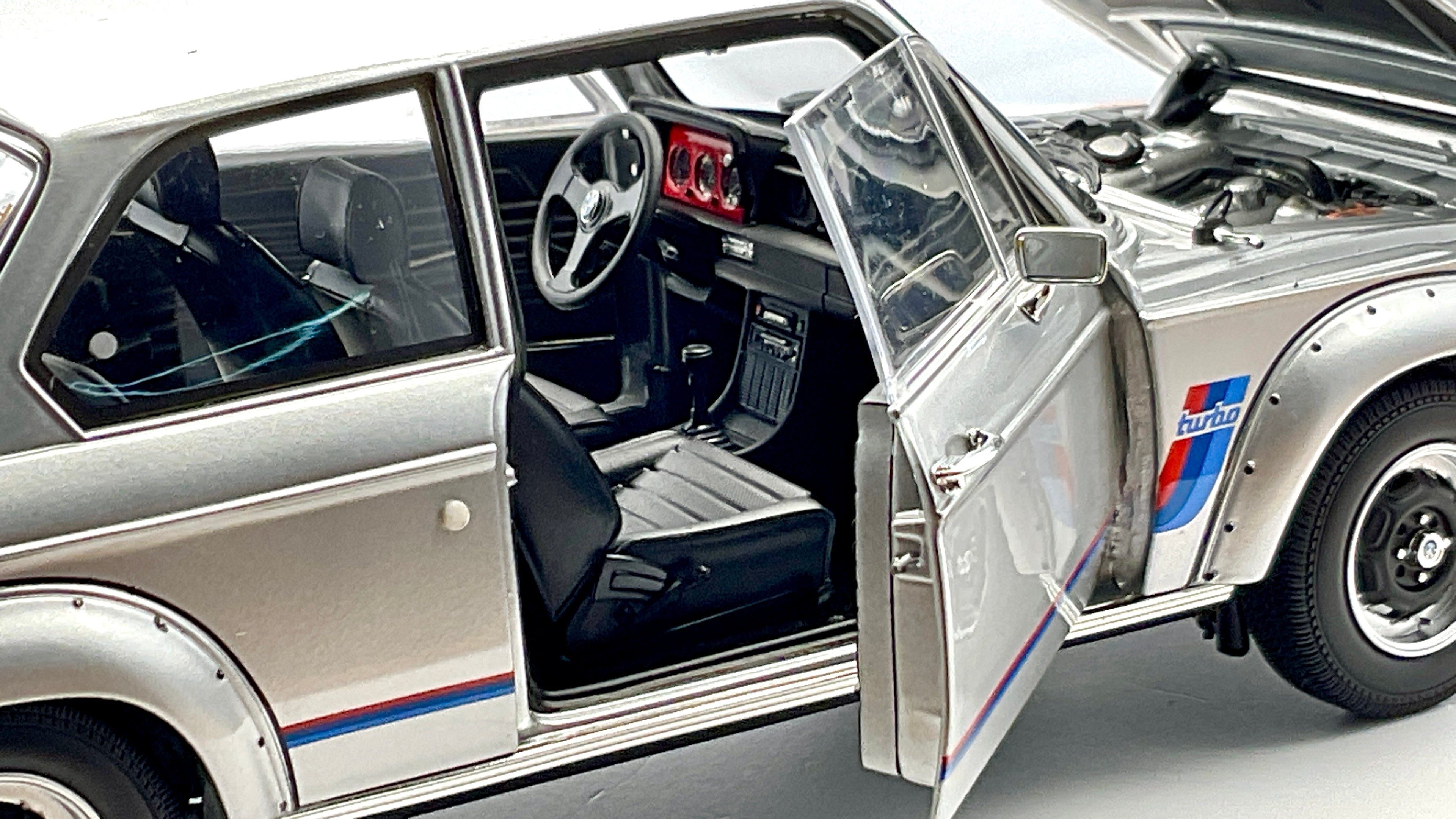 BMW 2002 Turbo Kyosho 08544S Die-Cast 1/18, vista interno abitacolo