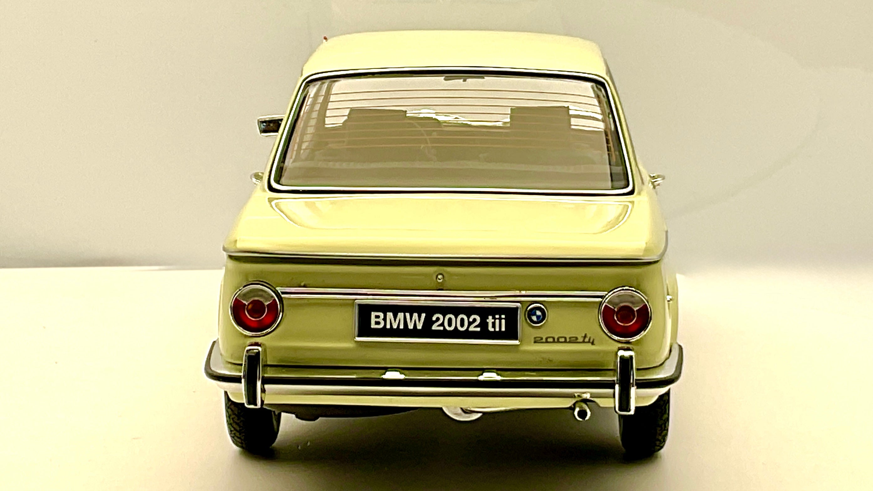 BMW 2002 Tii Kyosho 08543ML Die-Cast 1/18, vista posteriore