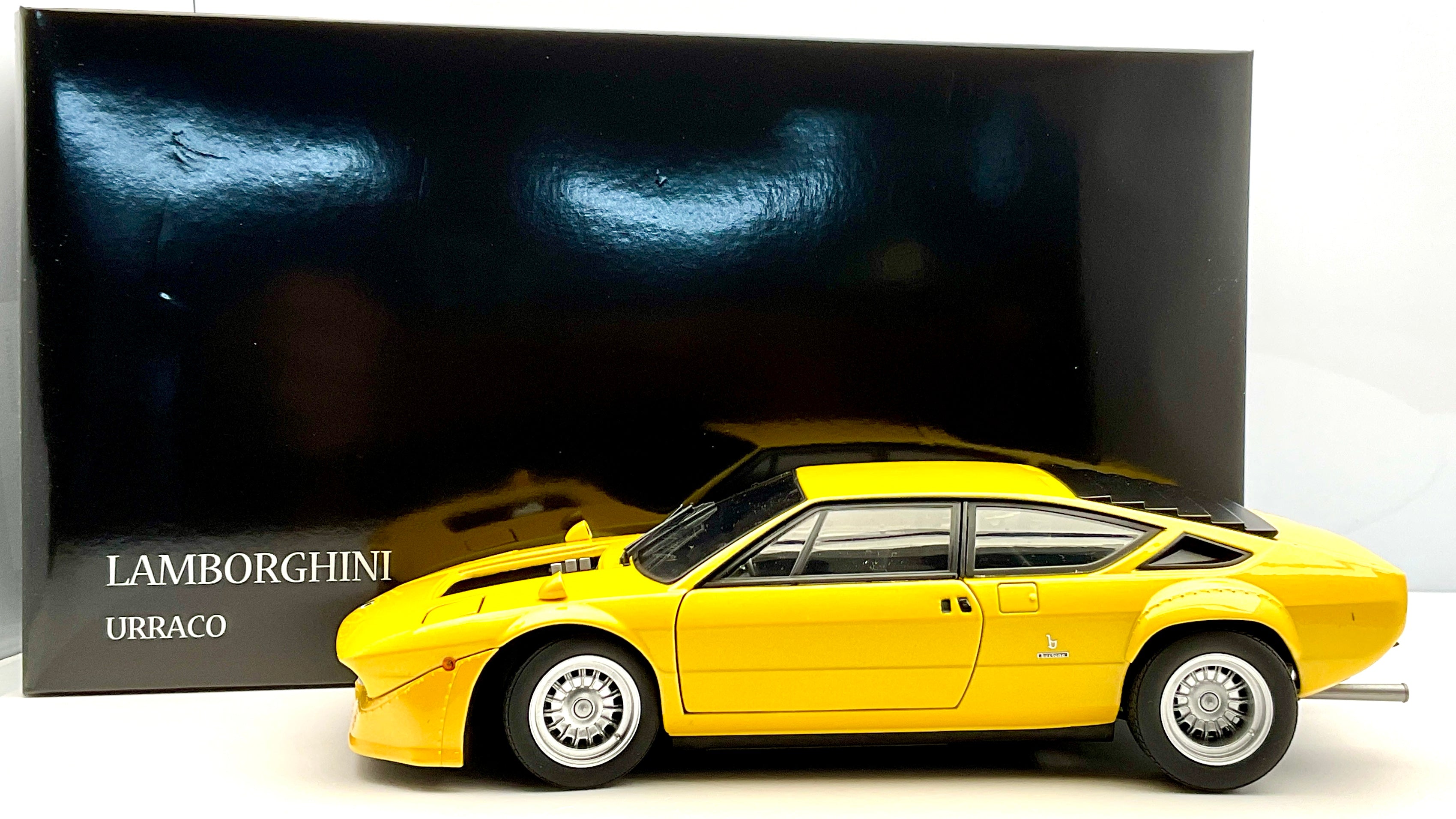 Lamborghini Urraco Rally , Kyosho 08445GY Die-Cast 1/18, vista laterale con confezione