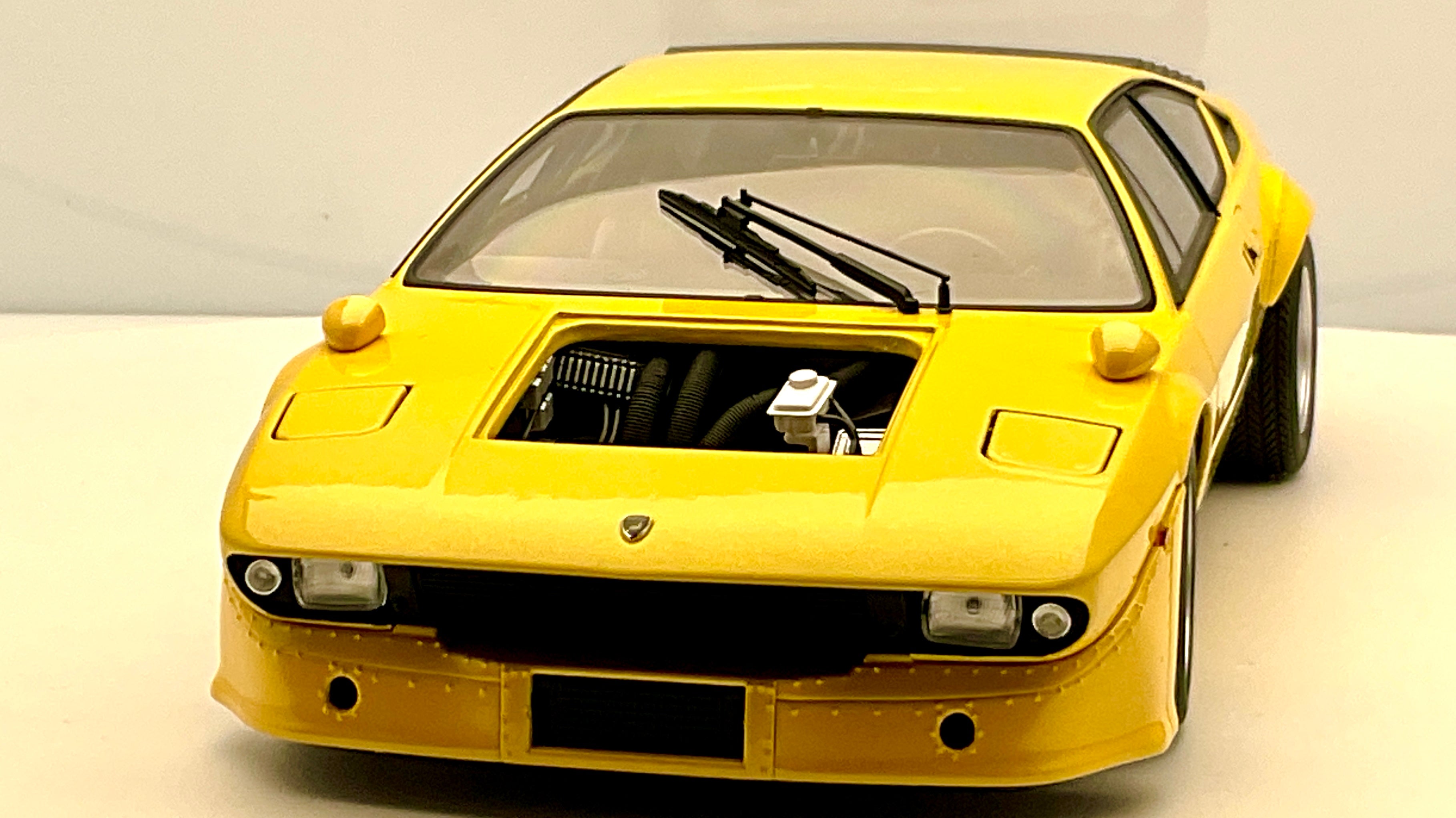 Lamborghini Urraco Rally , Kyosho 08445GY Die-Cast 1/18, vista frontale senza cofano