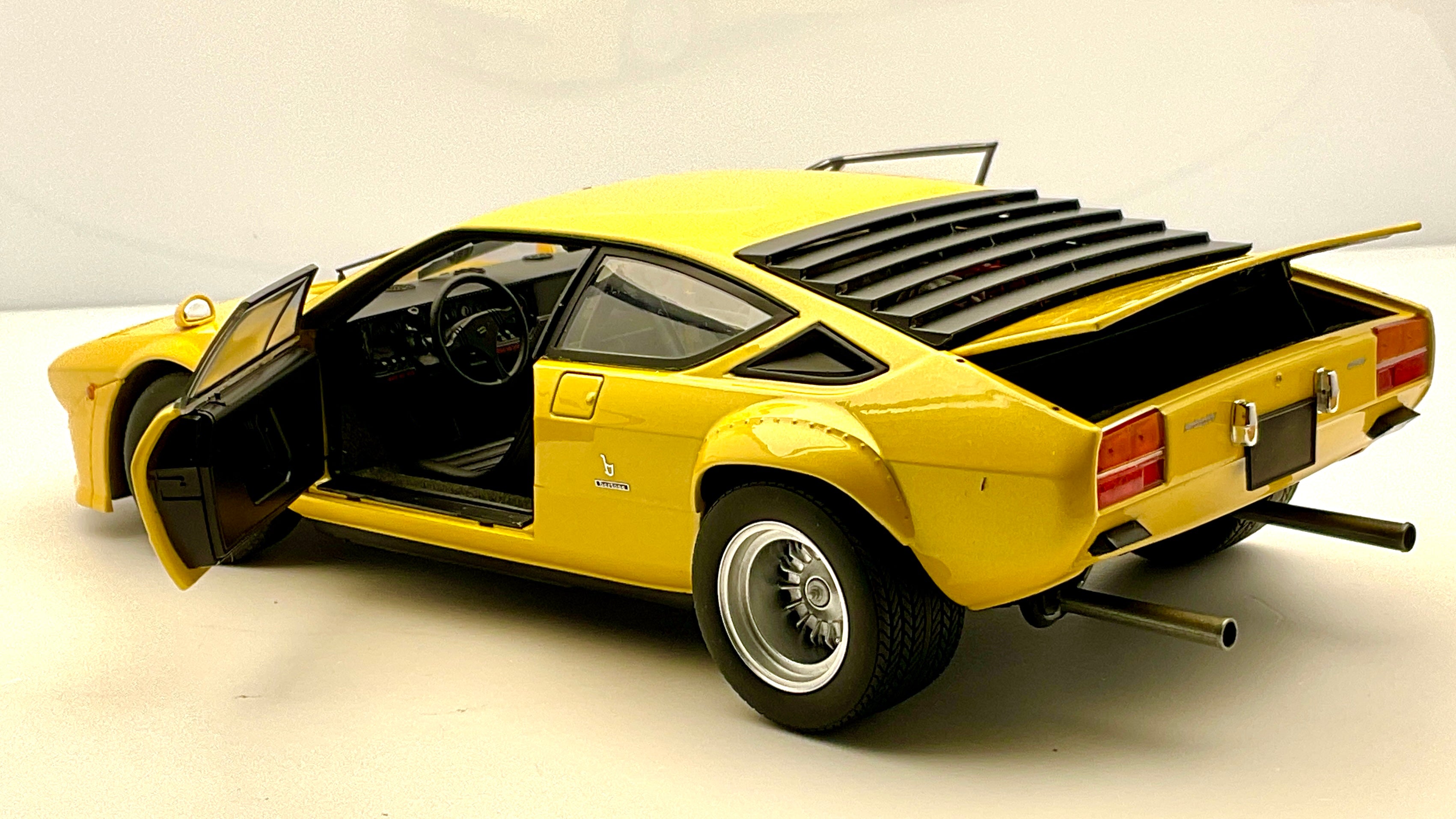 Lamborghini Urraco Rally , Kyosho 08445GY Die-Cast 1/18, vista posteriore con le aperture