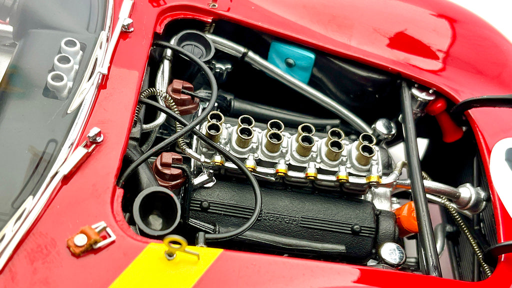 Ferrari 250 GTO #22 , Kyosho 08438B Die-Cast 1/18, vista vanno a motore