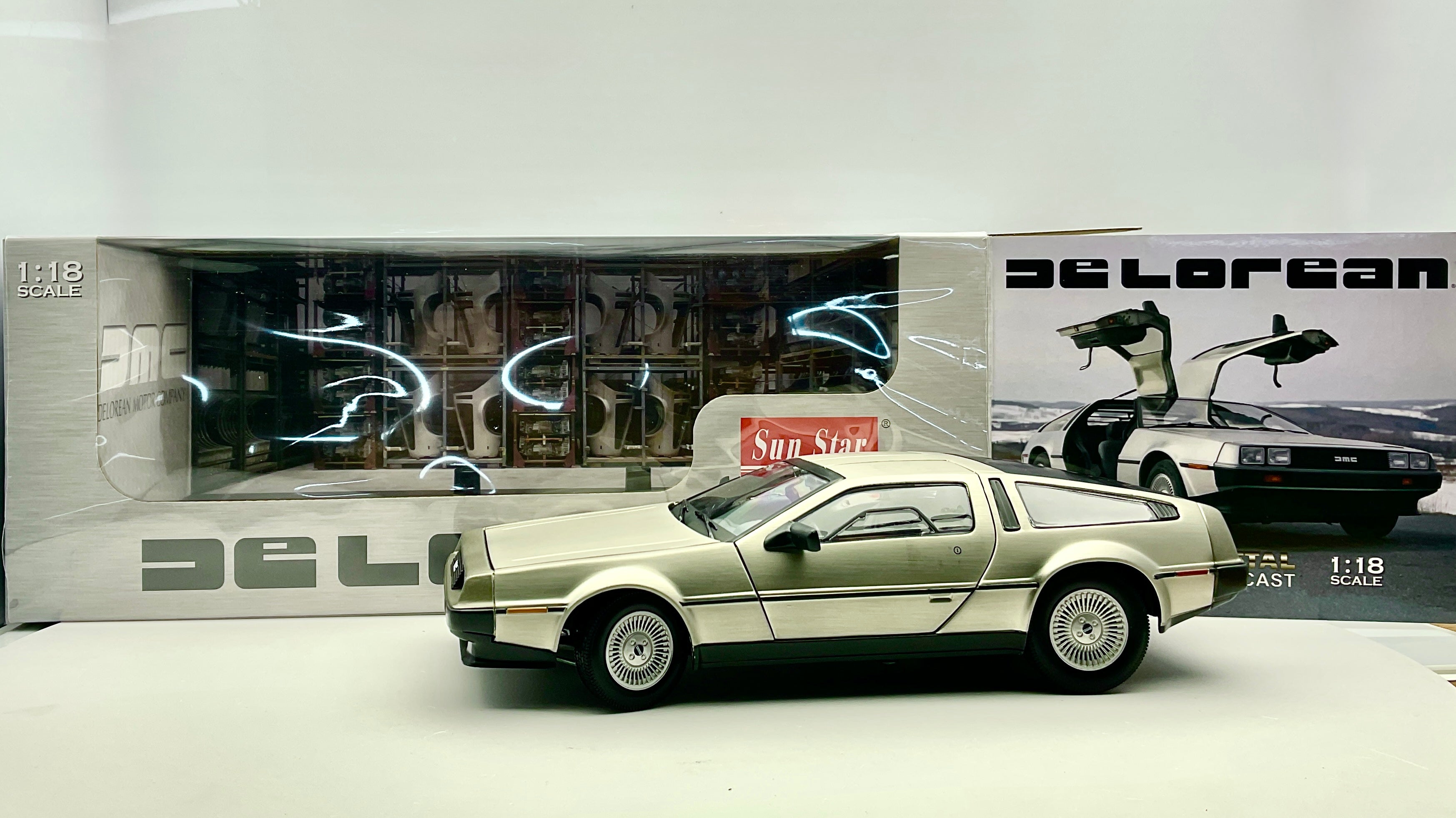 De Lorean DMC , Sun Star 2701 Die-Cast 1/18, vista laterale con confezione