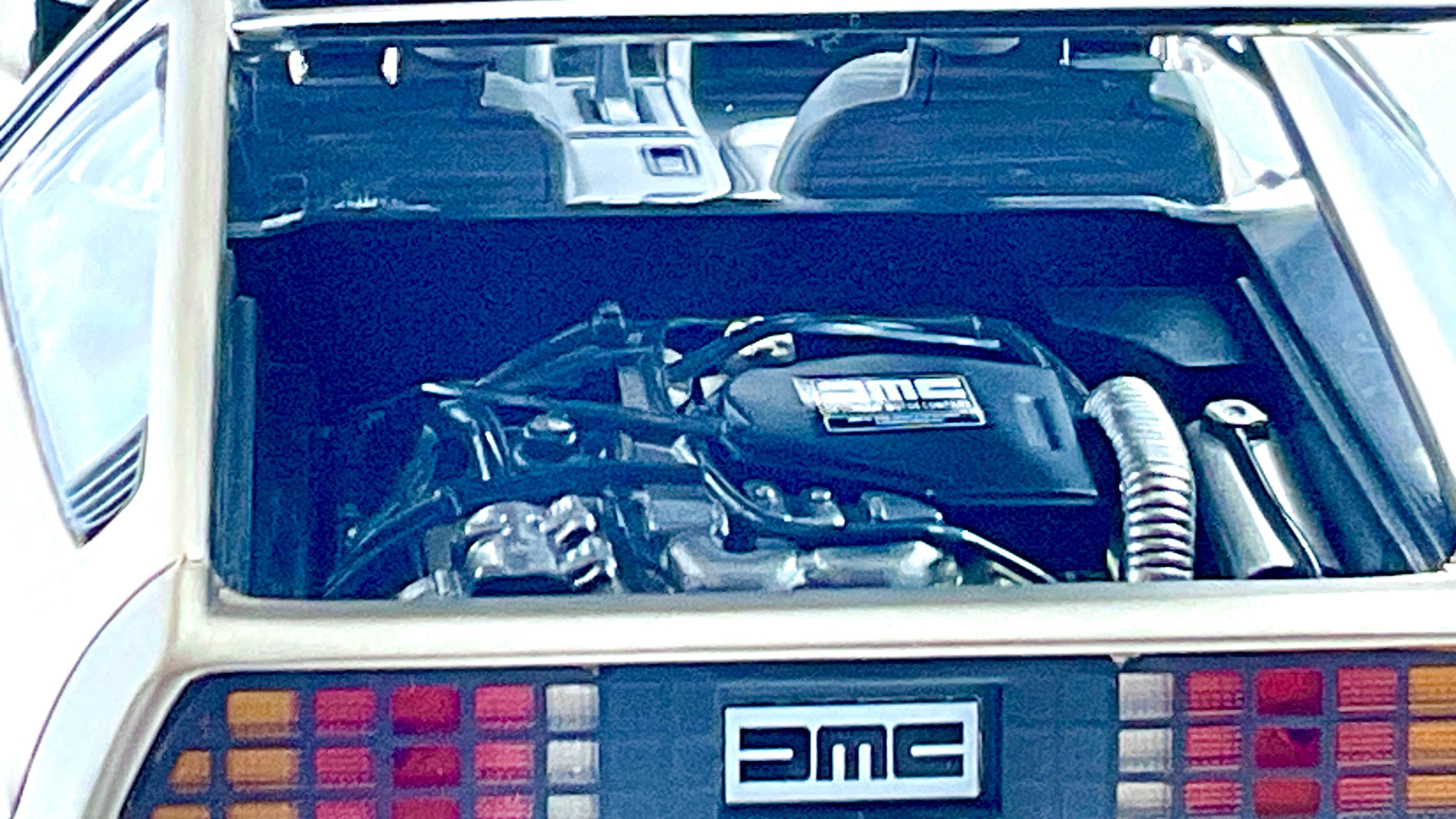 De Lorean DMC , Sun Star 2701 Die-Cast 1/18, vista vano motore