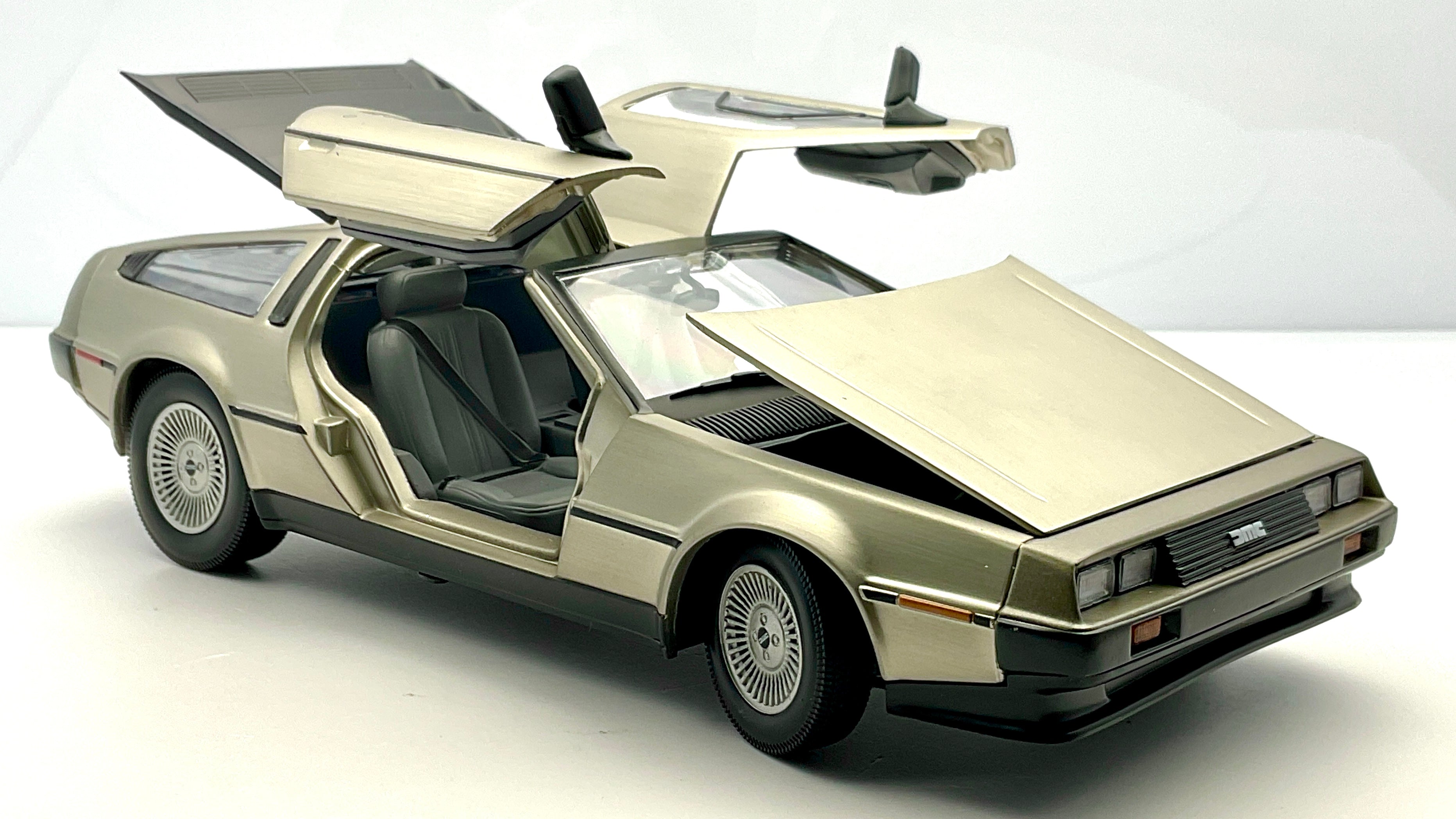 De Lorean DMC , Sun Star 2701 Die-Cast 1/18, vista delle aperture