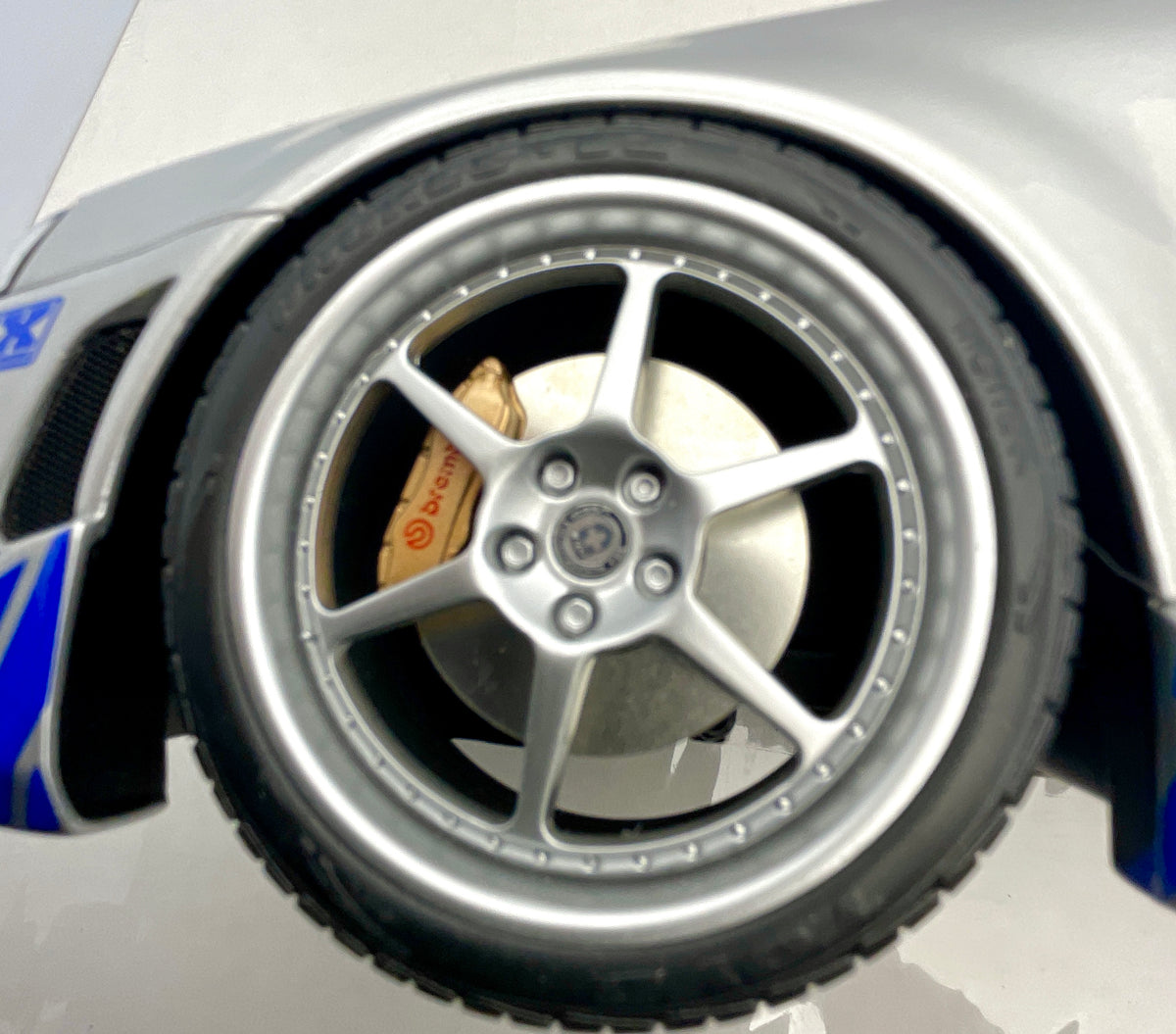 Dettaglio della ruota a cinque razze e del freno del modellino Kyosho Nissan Skyline R34.