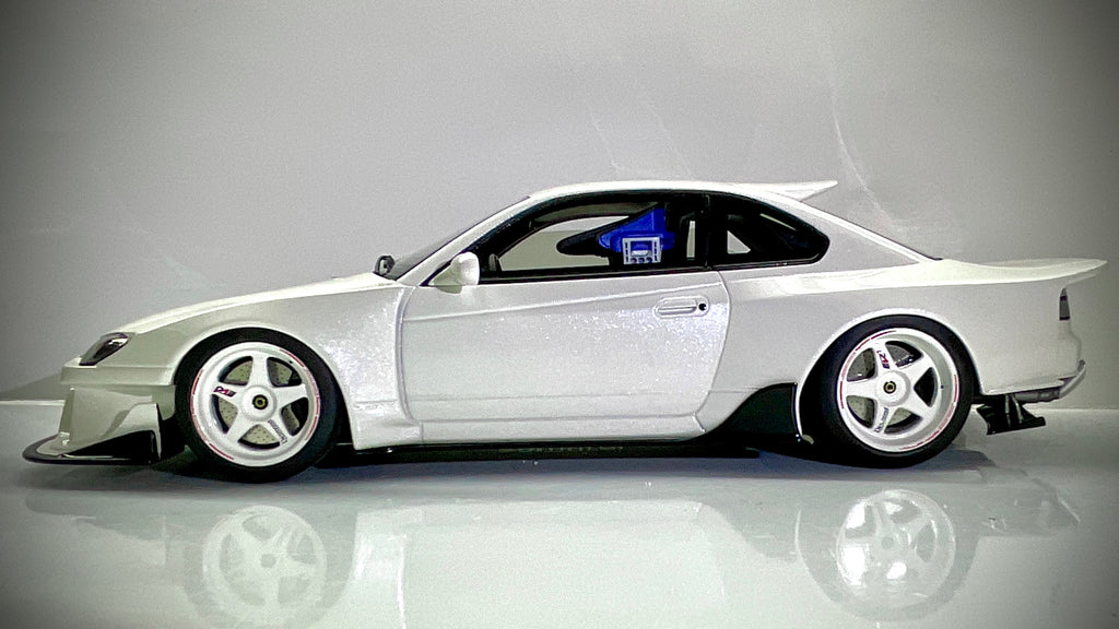 Kyosho Nissan Silvia S15 Khyzyl Saleem bianco perlato, vista laterale.