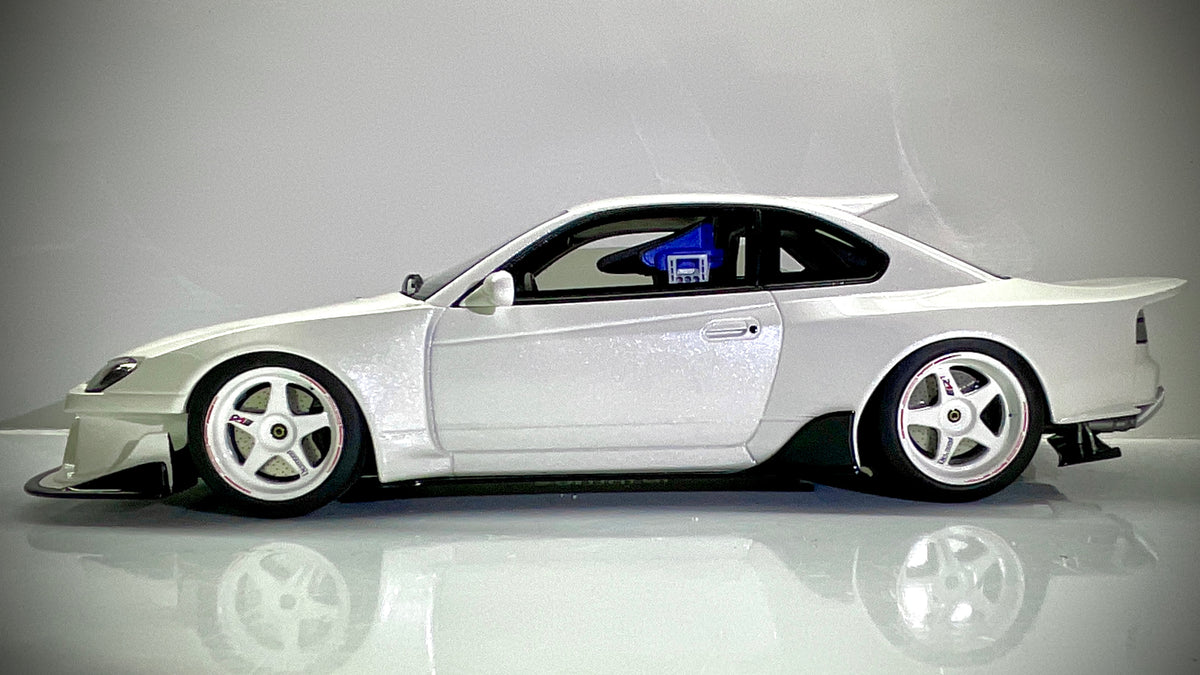 Kyosho Nissan Silvia S15 Khyzyl Saleem bianco perlato, vista laterale.