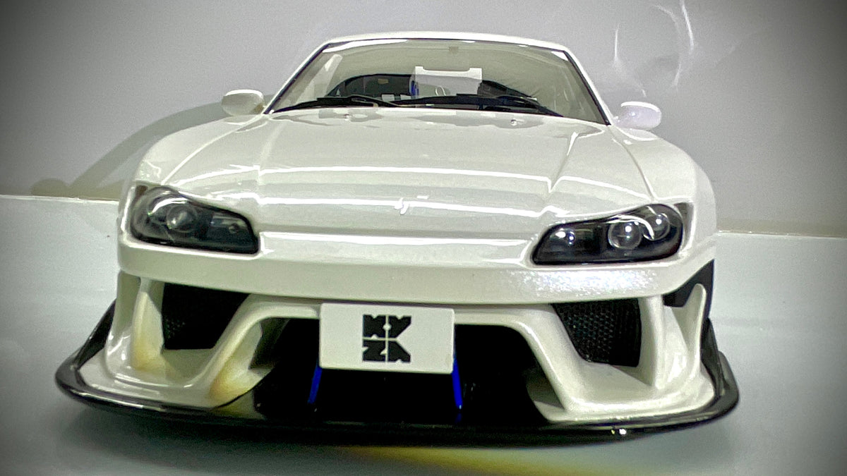 Vista frontale del modellino Kyosho Nissan Silvia S15 Khyzyl Saleem bianco perlato.