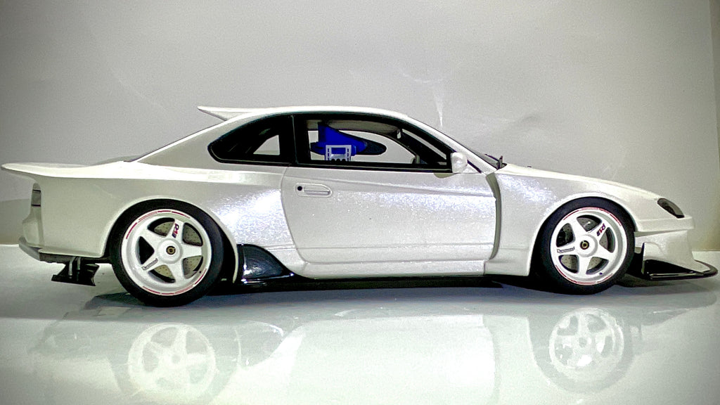  Vista laterale dal lato opposto della Nissan Silvia S15 Kyosho bianco perlato.