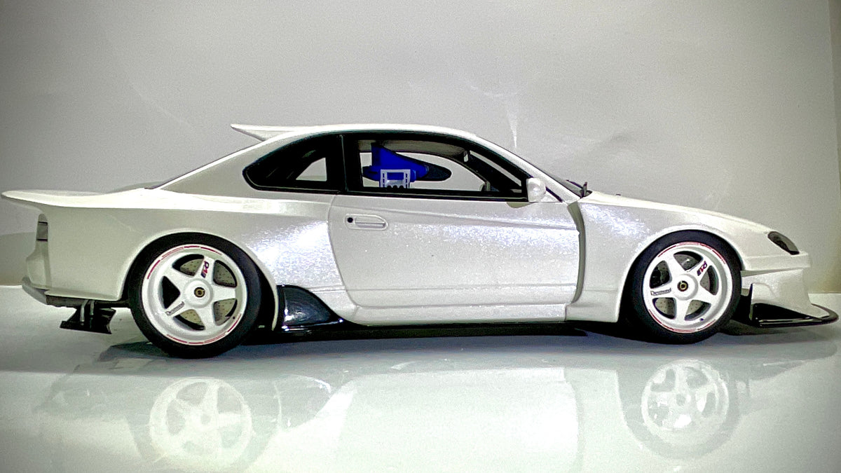  Vista laterale dal lato opposto della Nissan Silvia S15 Kyosho bianco perlato.