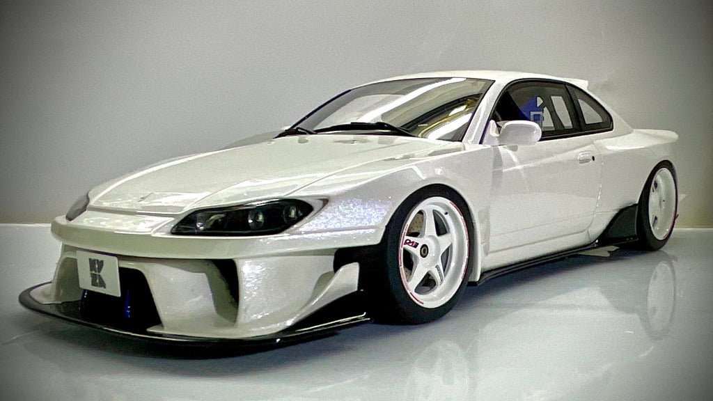  Vista anteriore a tre quarti della Nissan Silvia S15 Kyosho bianco perlato.