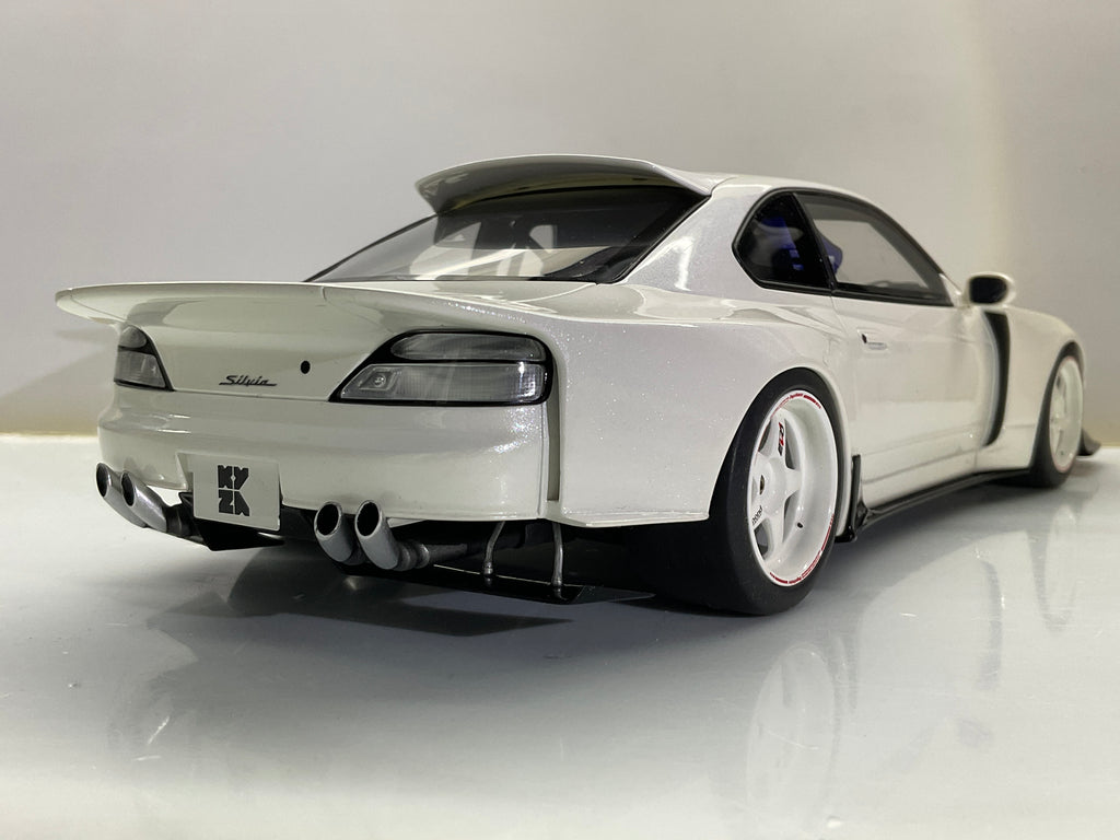 Dettaglio della parte inferiore posteriore della Nissan Silvia S15 Kyosho, con i terminali di scarico.