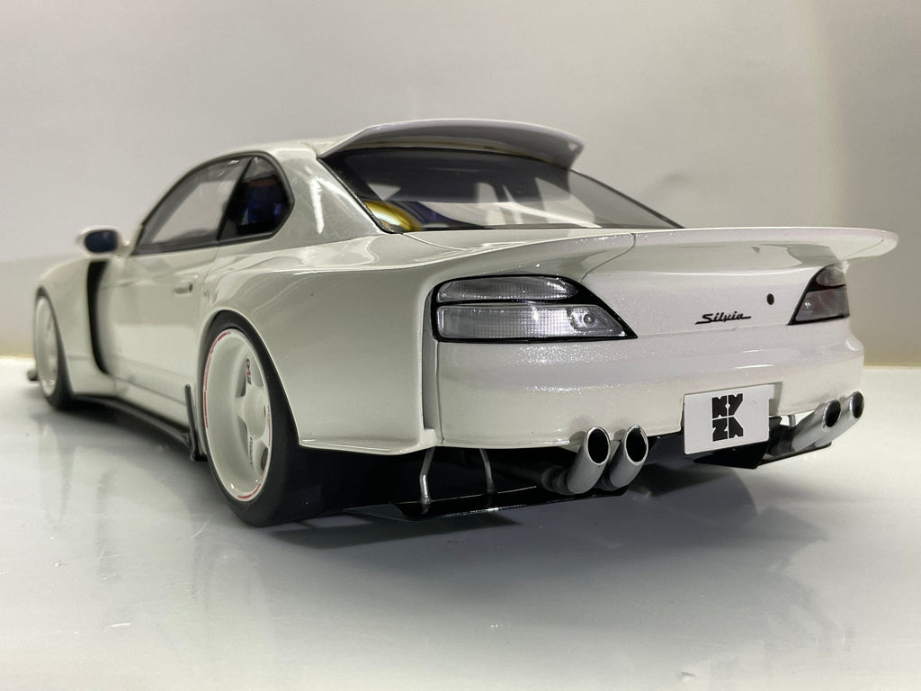  Vista ravvicinata della parte inferiore e degli scarichi della Nissan Silvia S15 Kyosho bianco perlato.